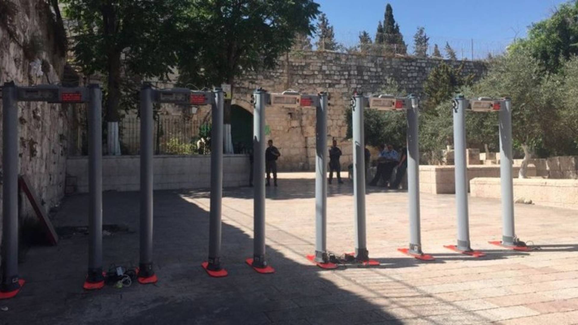 الاحتلال يضع بوابات إلكترونية وكاميرات مراقبة بمداخل الأقصى 