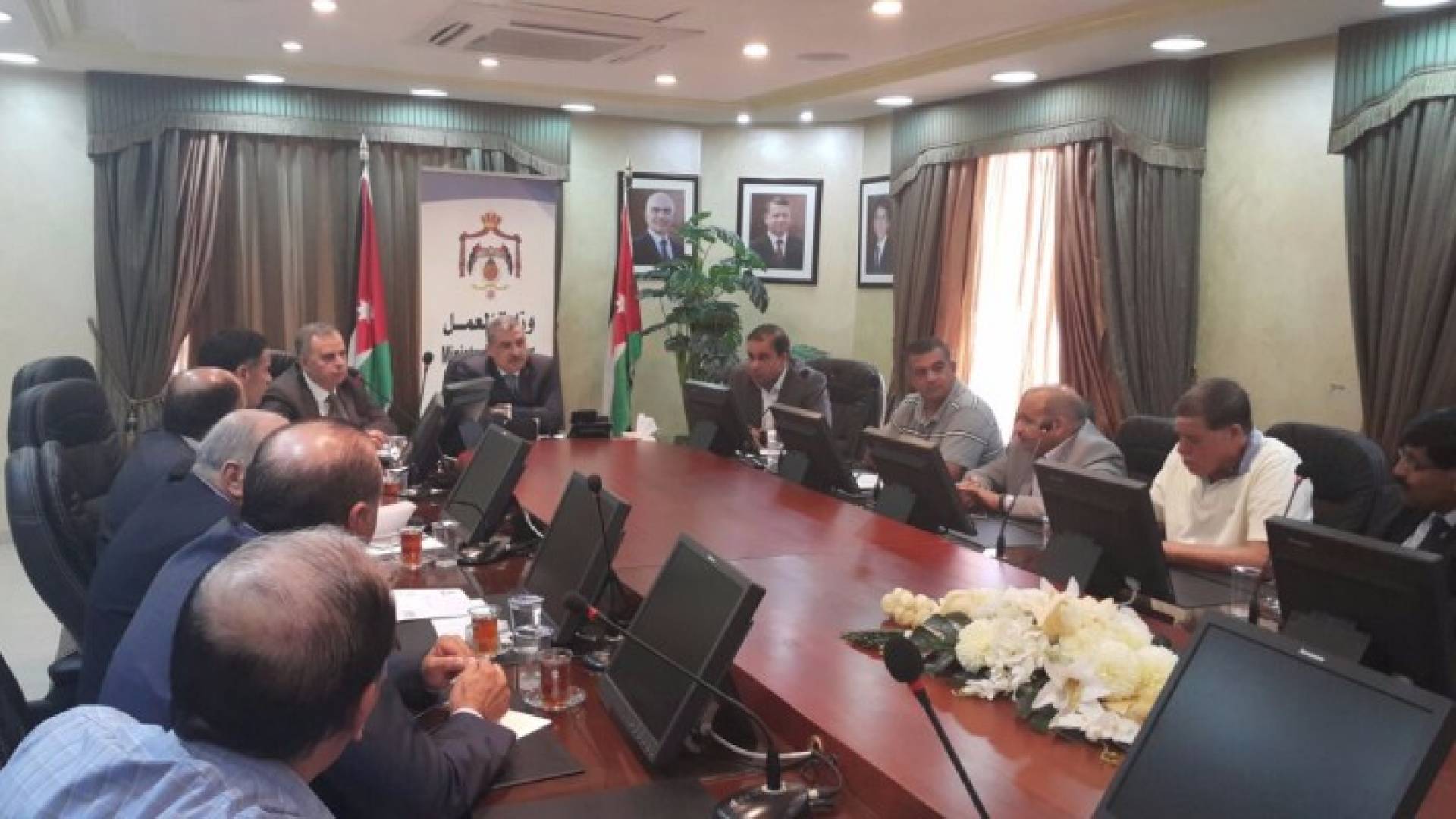 وزير العمل يحث الأردنيين على الانخراط بقطاع تربية الدواجن