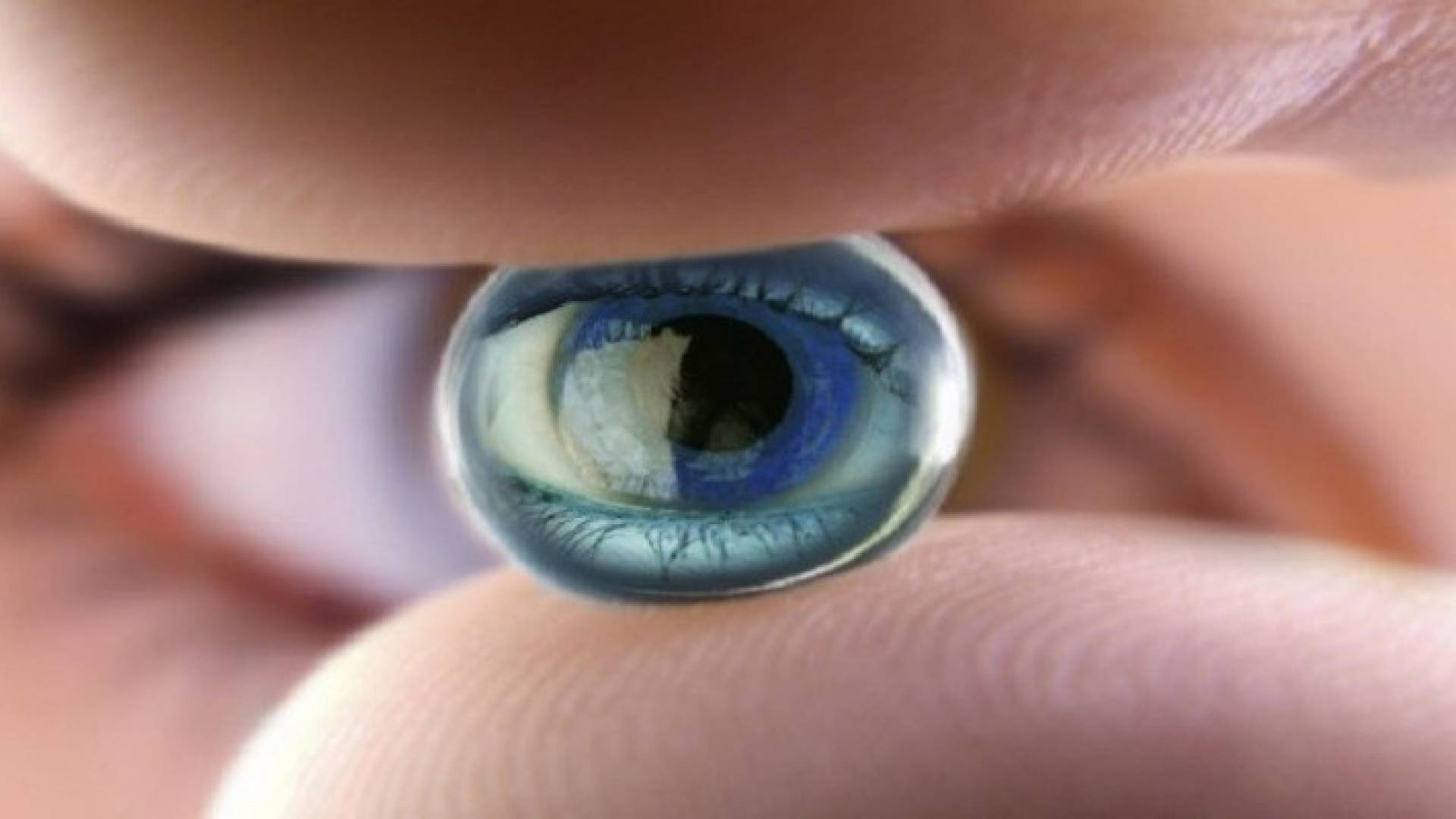 27 عدسة لاصقة في عين امرأة بريطانية!