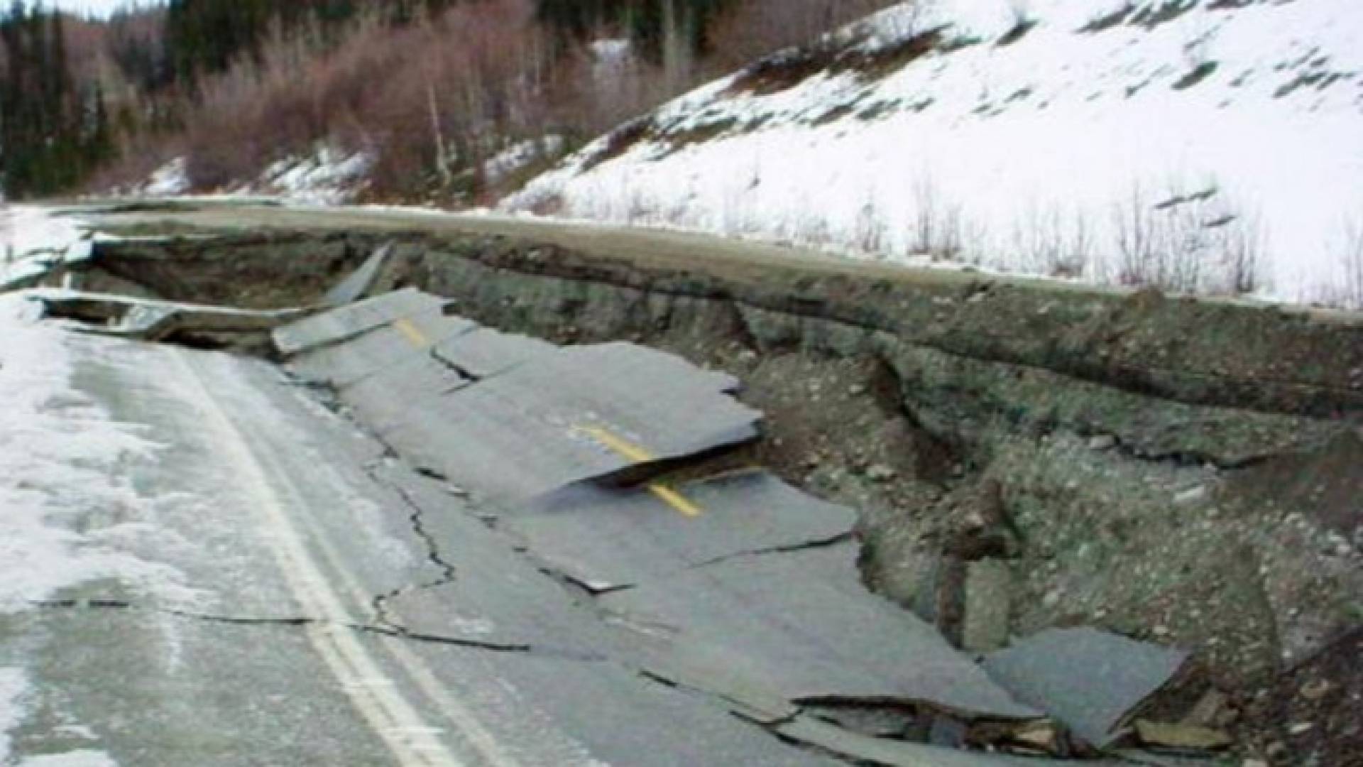 جانب من آثار زلزال ضرب مناطق ألاسكا عام 2002