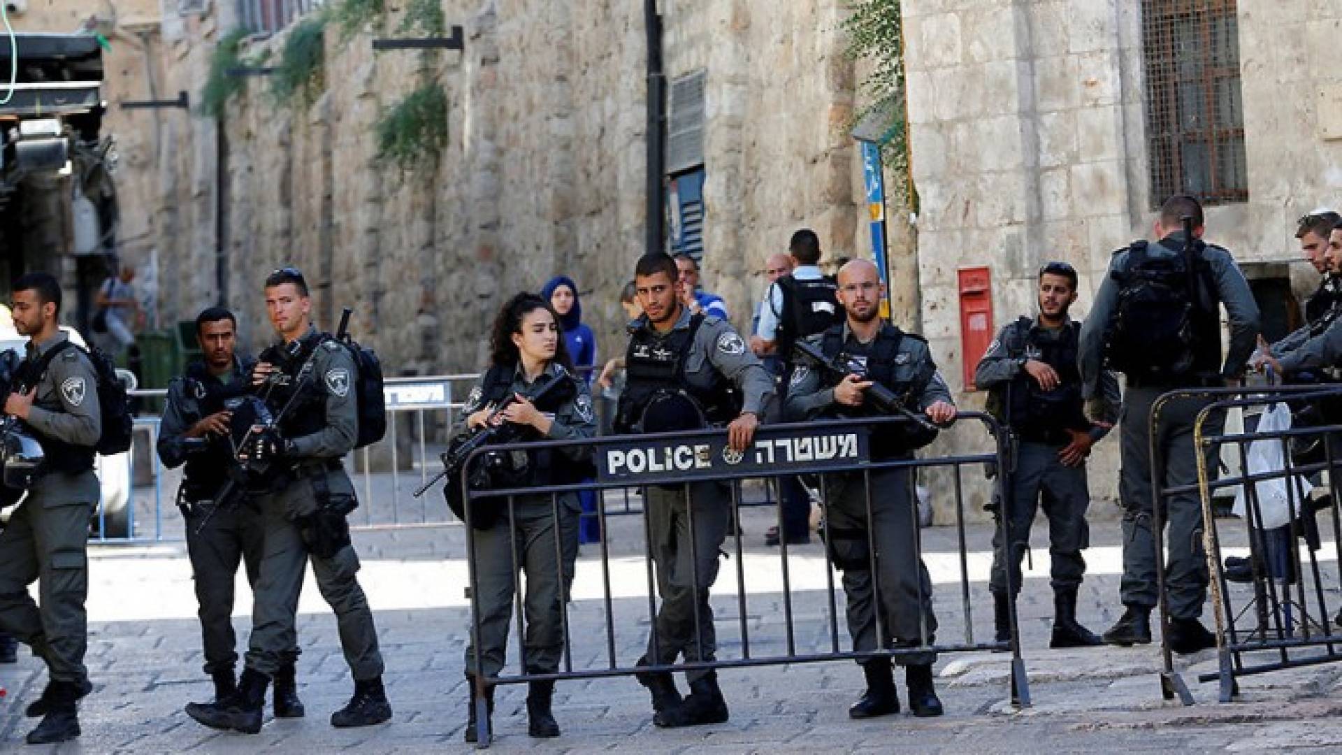 الفلسطينيون يرفضون لليوم الثالث دخول الأقصى