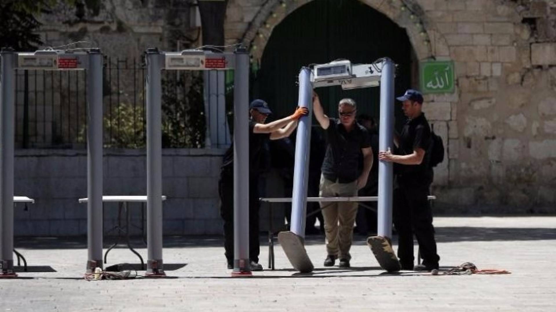 قوات الاحتلال يضعون أبوابا الكترونية لتفتيش المصلين في الأقصى