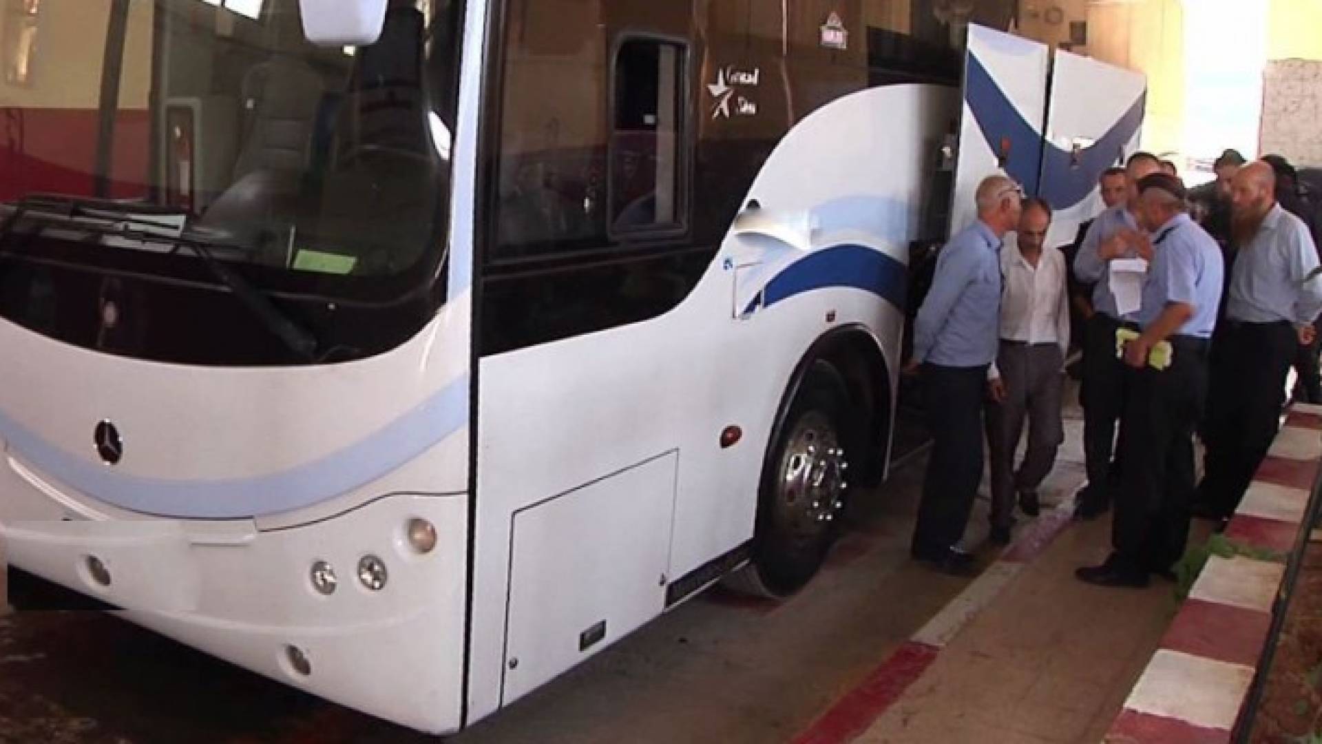 من مركز فحص الحافلات