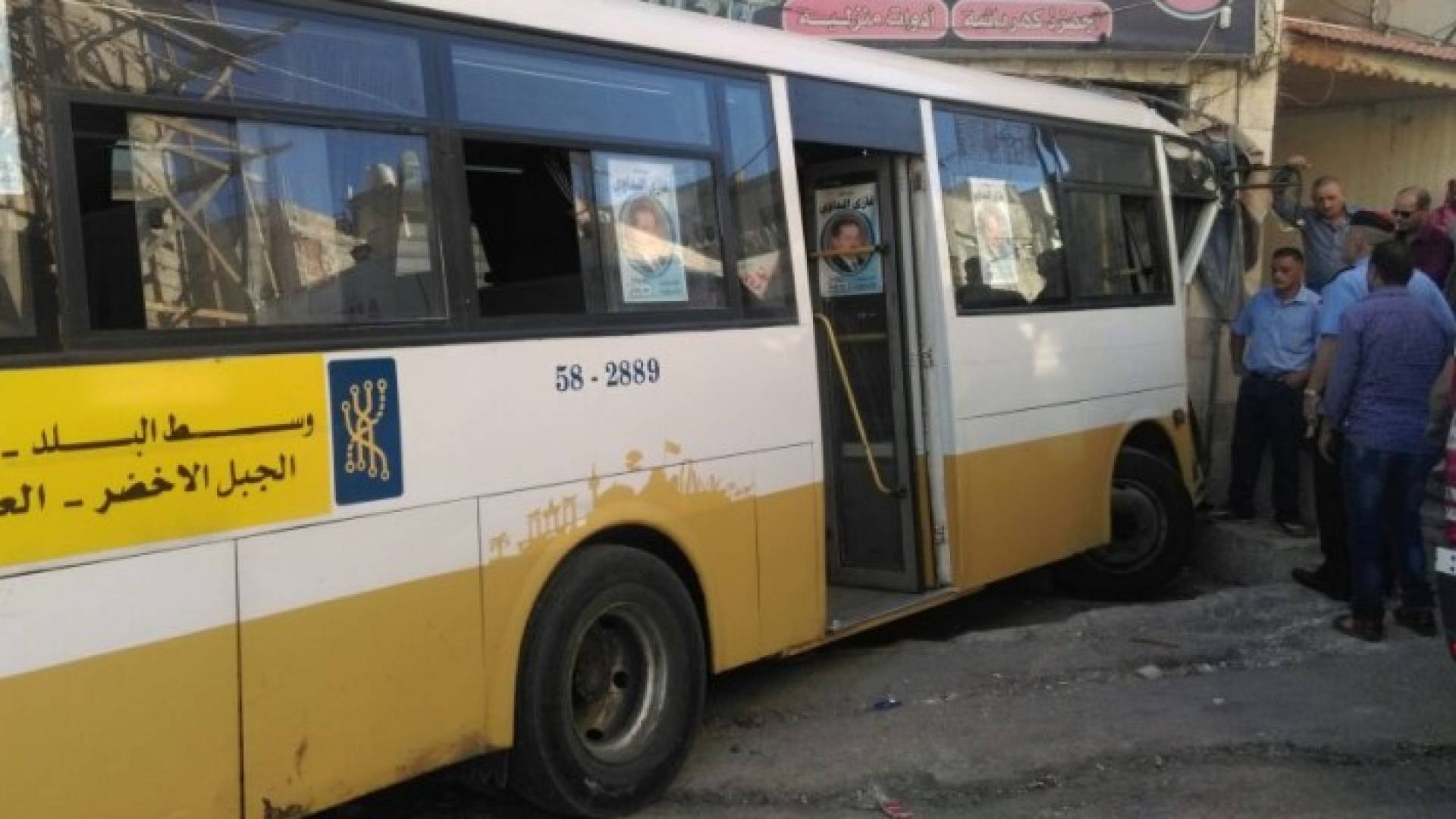 حافلة تداهم محلا تجاريا في حي نزال 