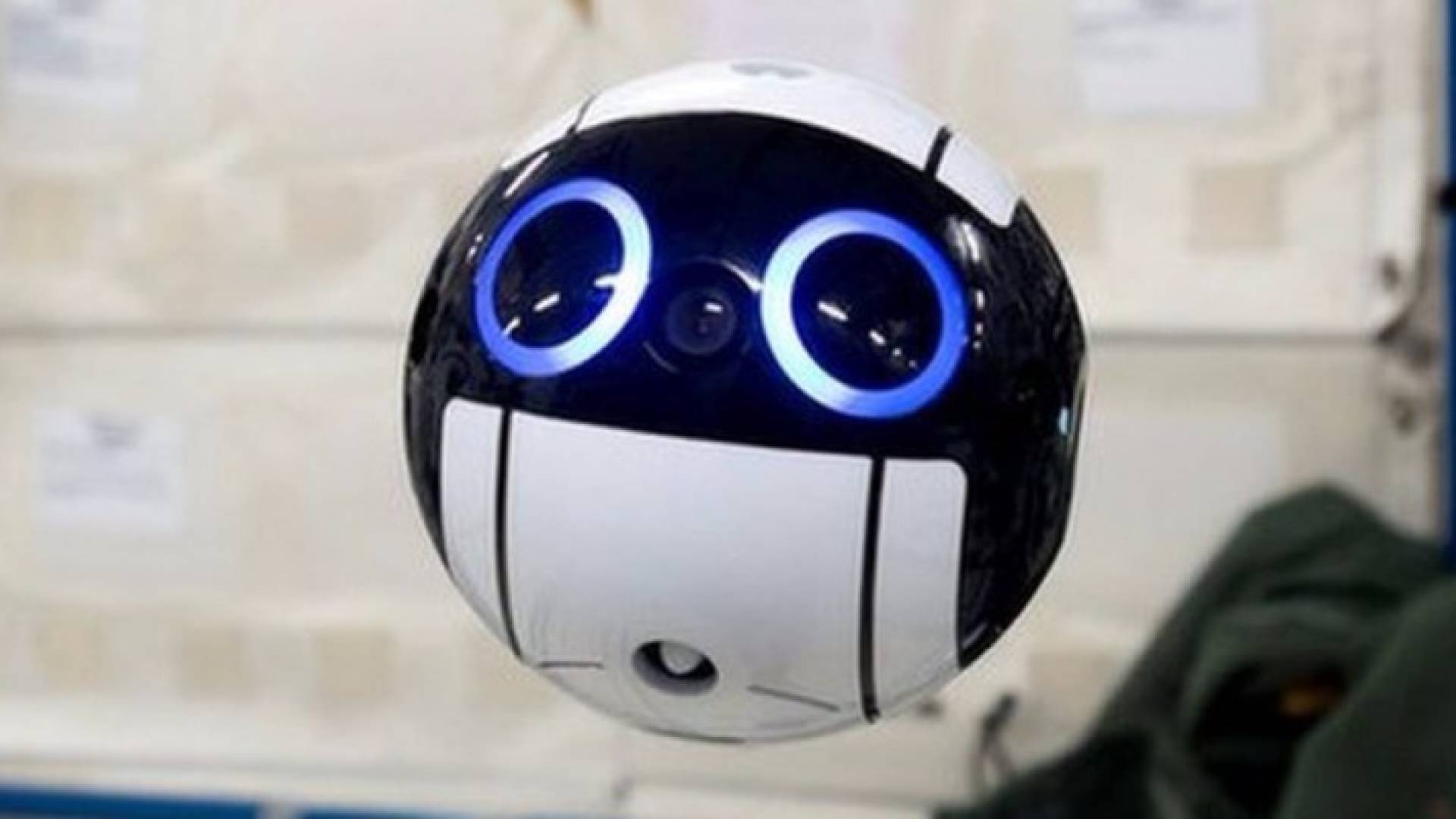 طائرة على شكل كرة و مزودة بكاميرا داخلية 