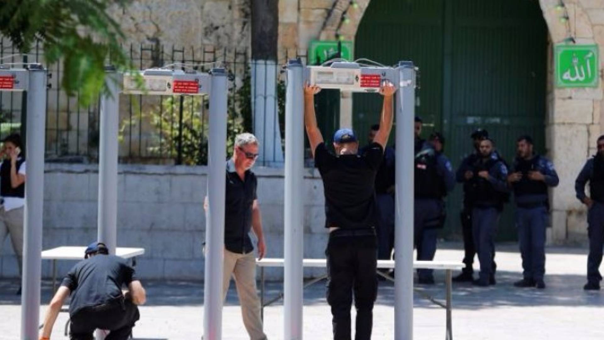 شرطة الاحتلال تنصب البوابات الإلكترونية