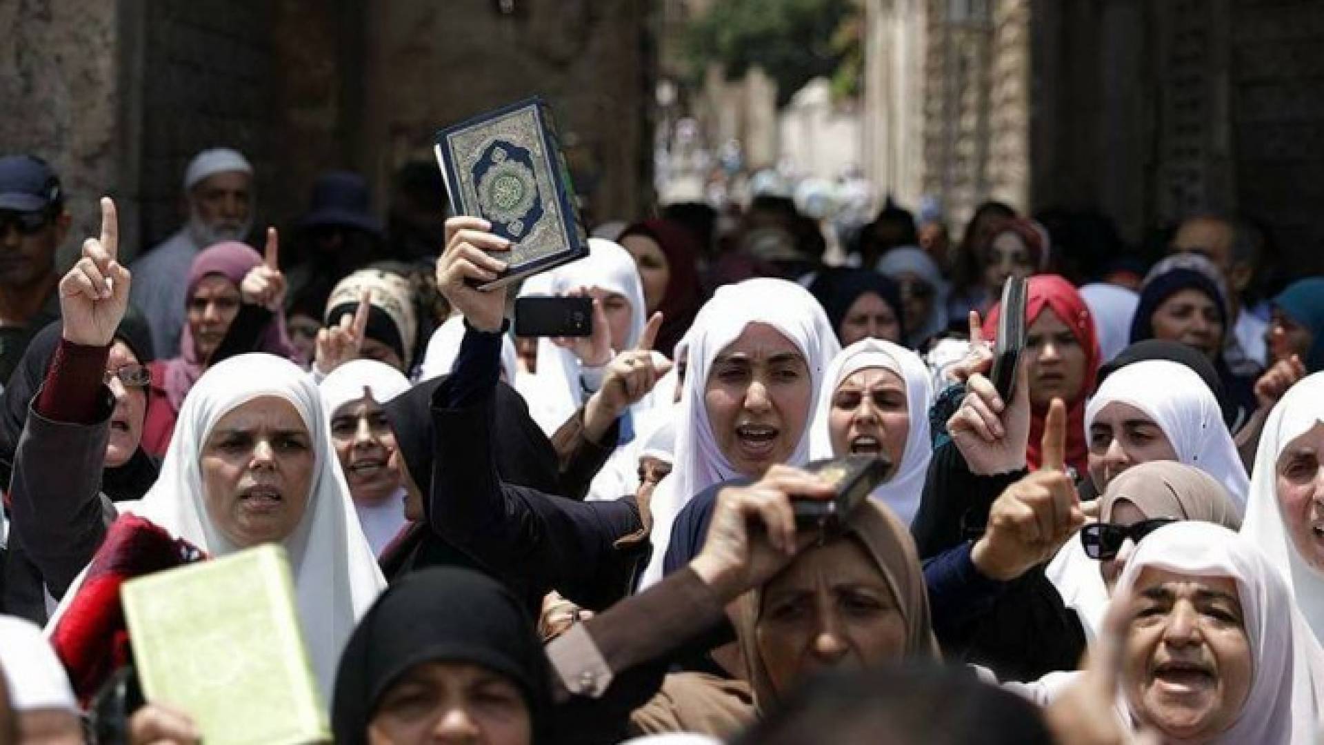 مرابطات على ابواب الأقصى