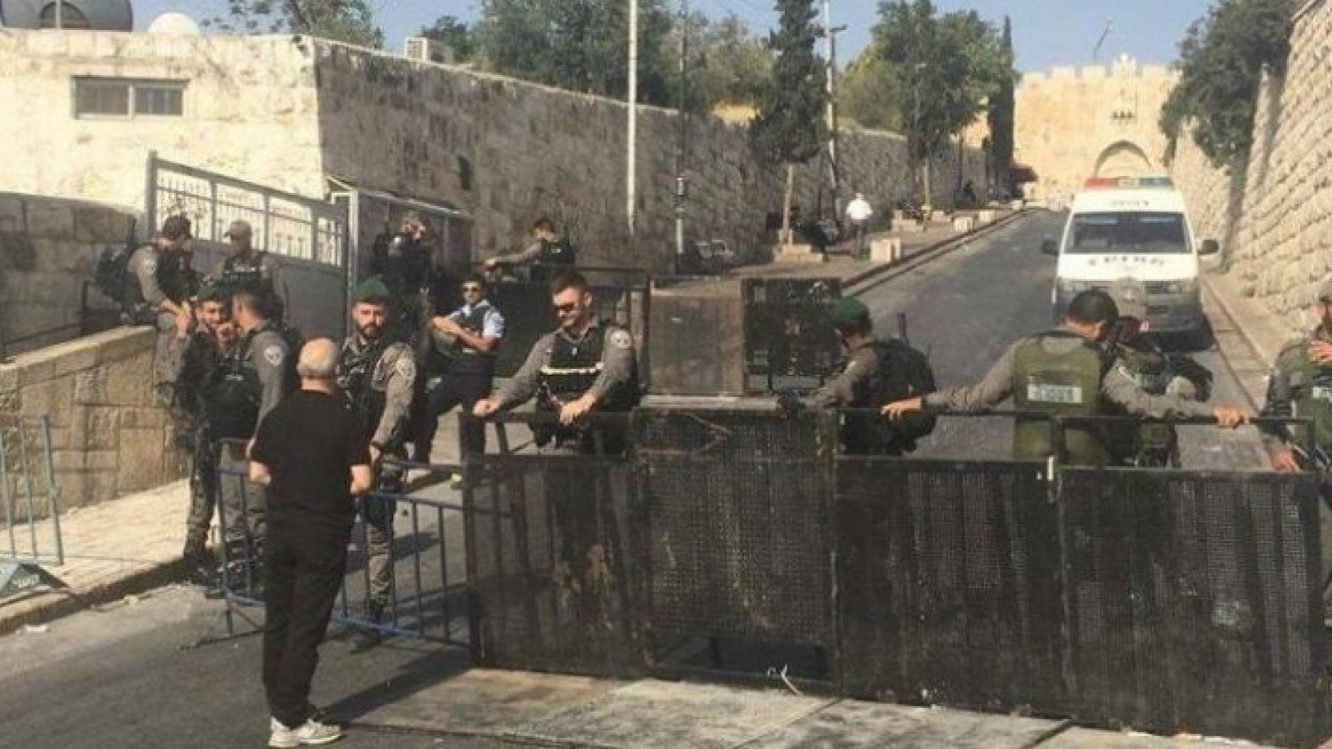 قوات الاحتلال تغلق البلدة القديمة 