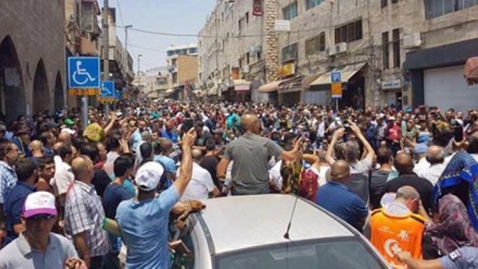  الآلاف يحتشدون في شارع صلاح الدين في القدس المحتلة عقب منعهم من الوصول الى المسجد الأقصى
