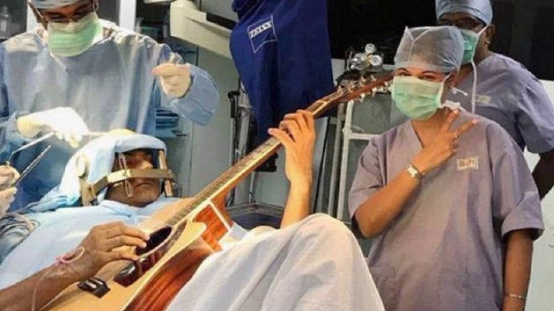 براساد أثناء خضوعه لعملية جراحية في المخ