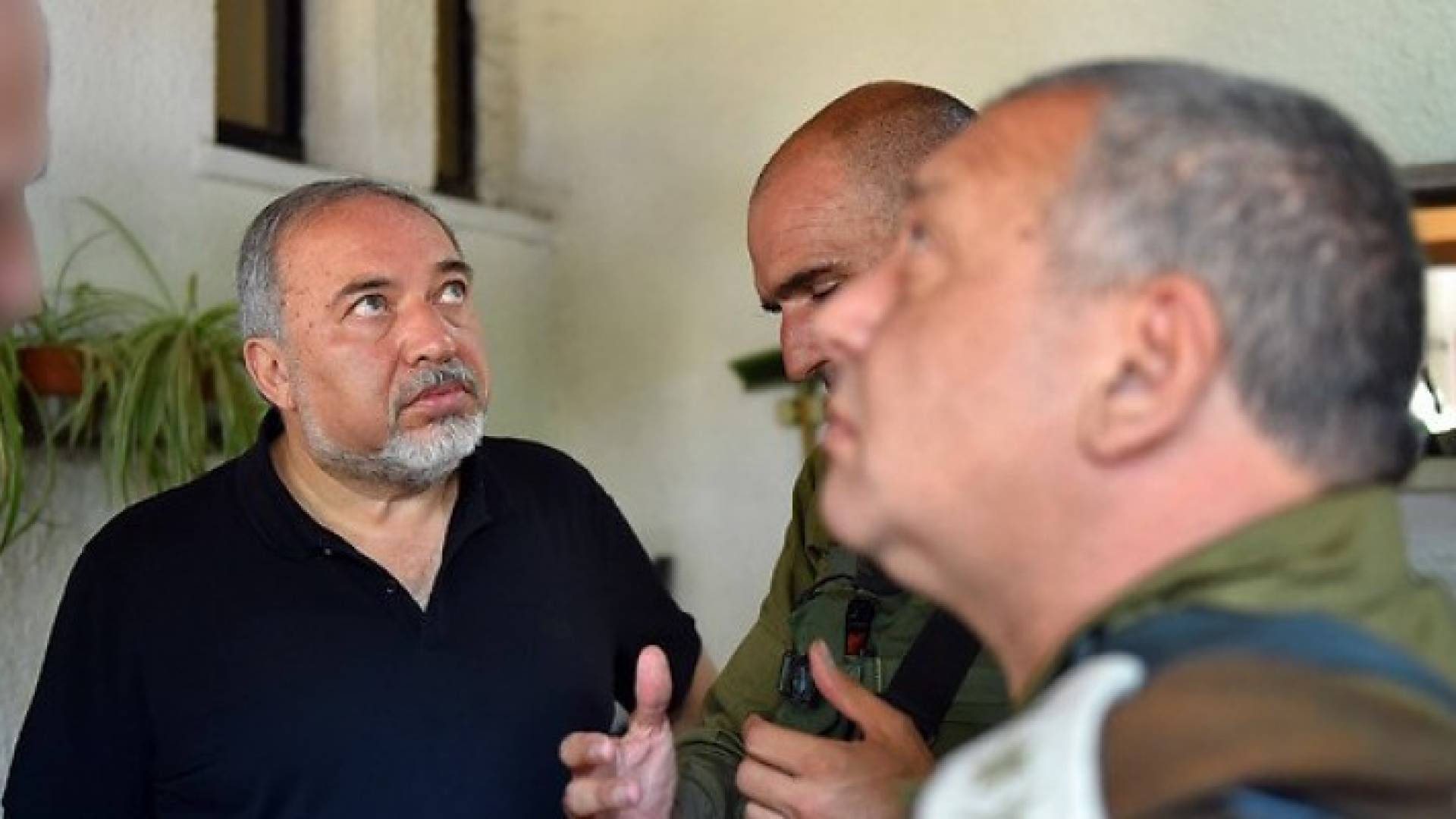 ليبرمان خلال زيارة مكان تنفيذ العملية 