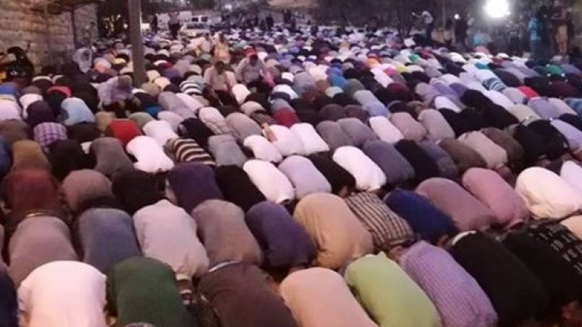 الاحتلال يهاجم المصلين بـ المياه العادمة