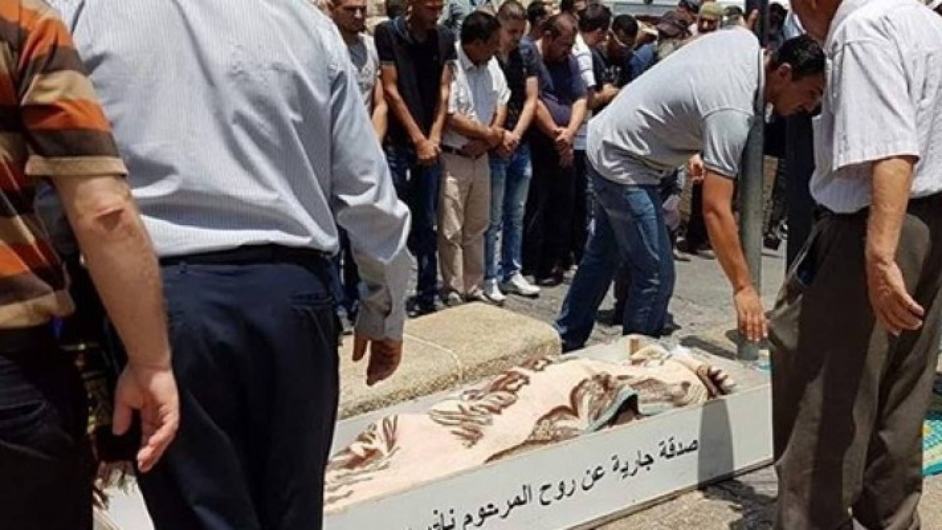 لليوم الثامن الفلسطينيين يواصلون الصلاة على عتبات الأقصى 