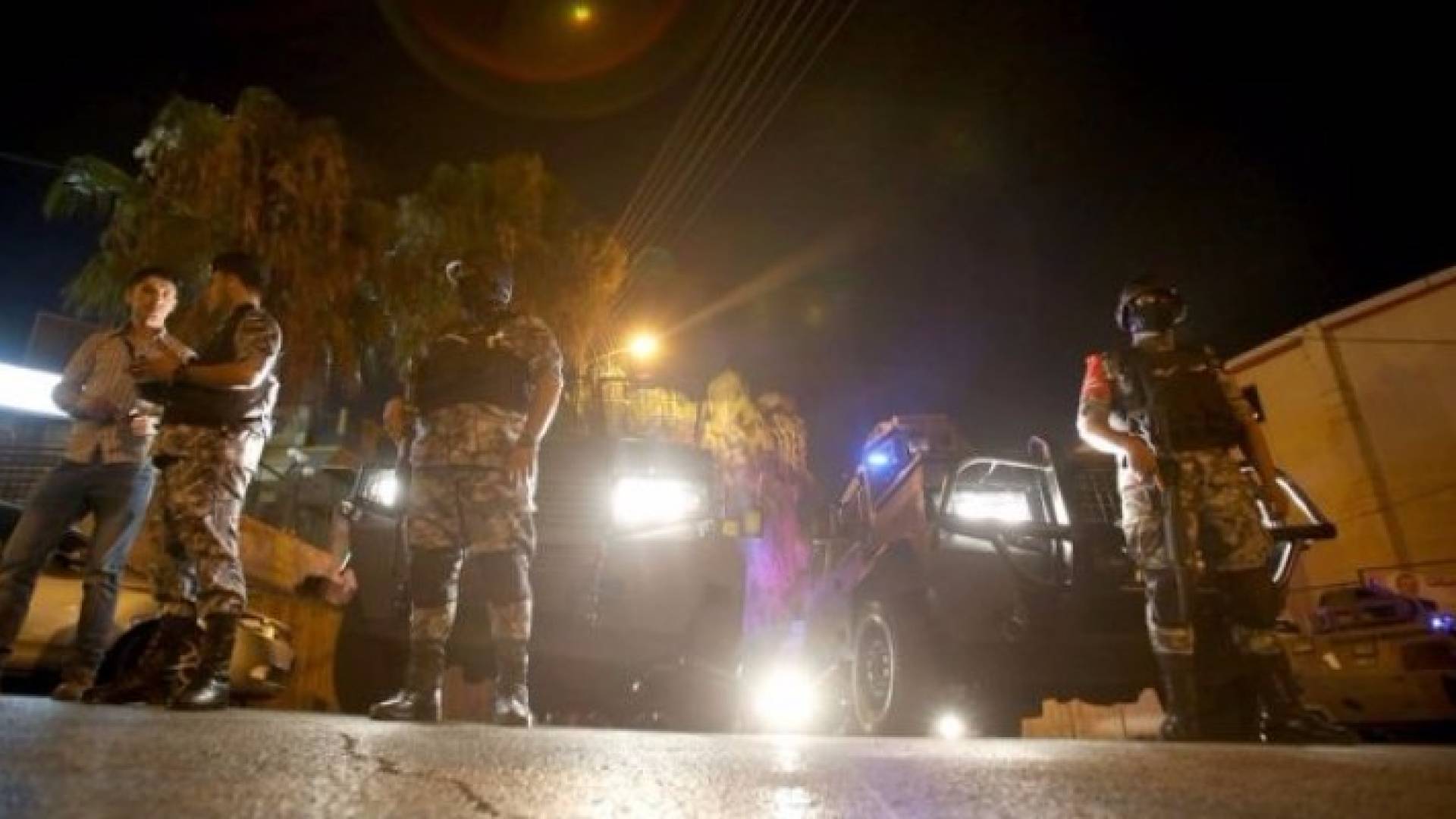 قوات الأمن التي فرضت طوقا حول السفارة