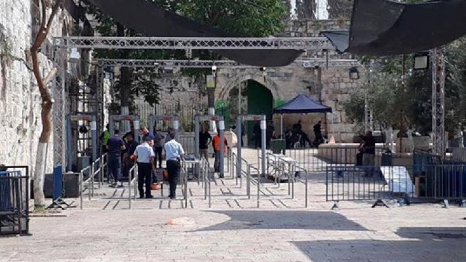 ممرات حديدية أمام المسجد الأقصى