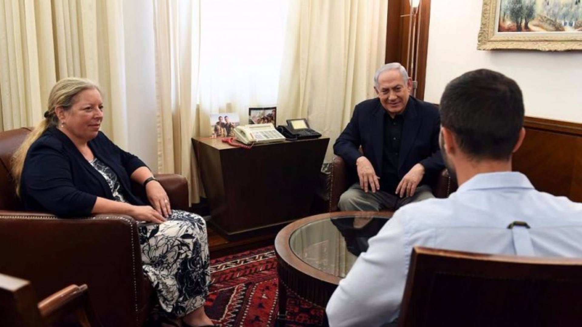 استقبال نتنياهو لحارس السفارة الإسرائيلية في عمان