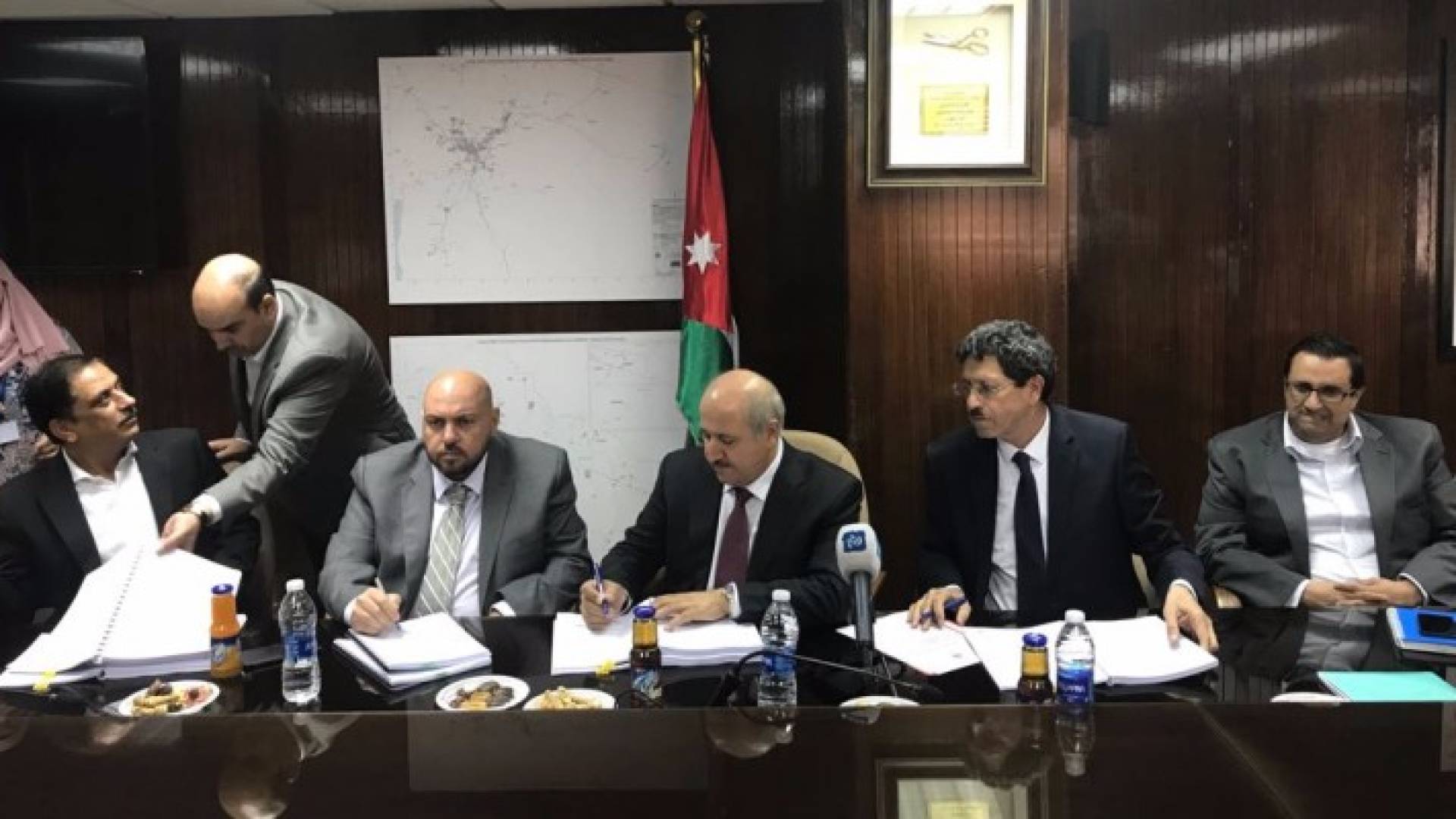 جانب من توقيع اتفاقية تنفيذ الخط الناقل للصرف الصحي في الزرقاء