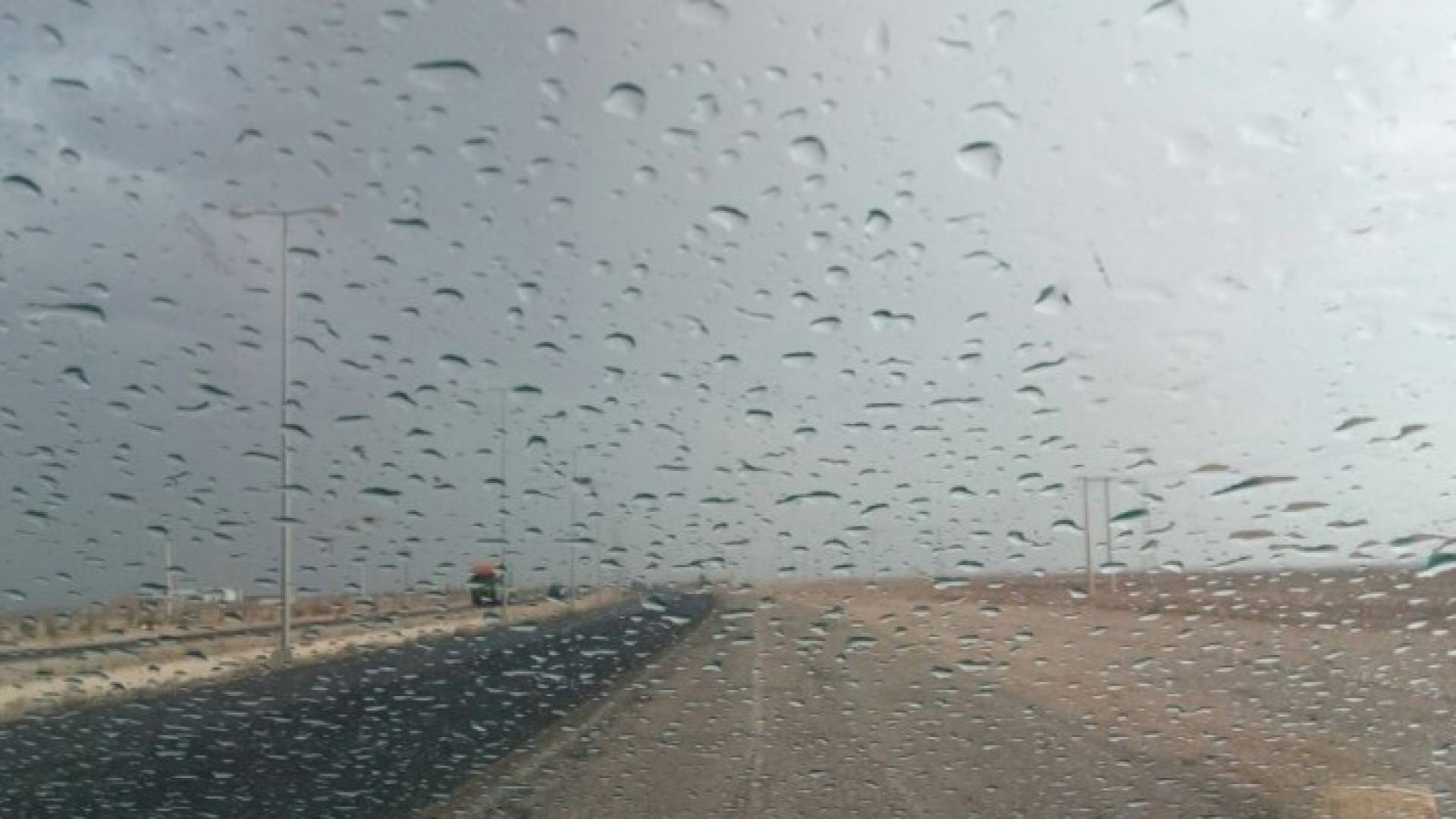 أمطار غزيرة في صحراء المملكة الجنوبية