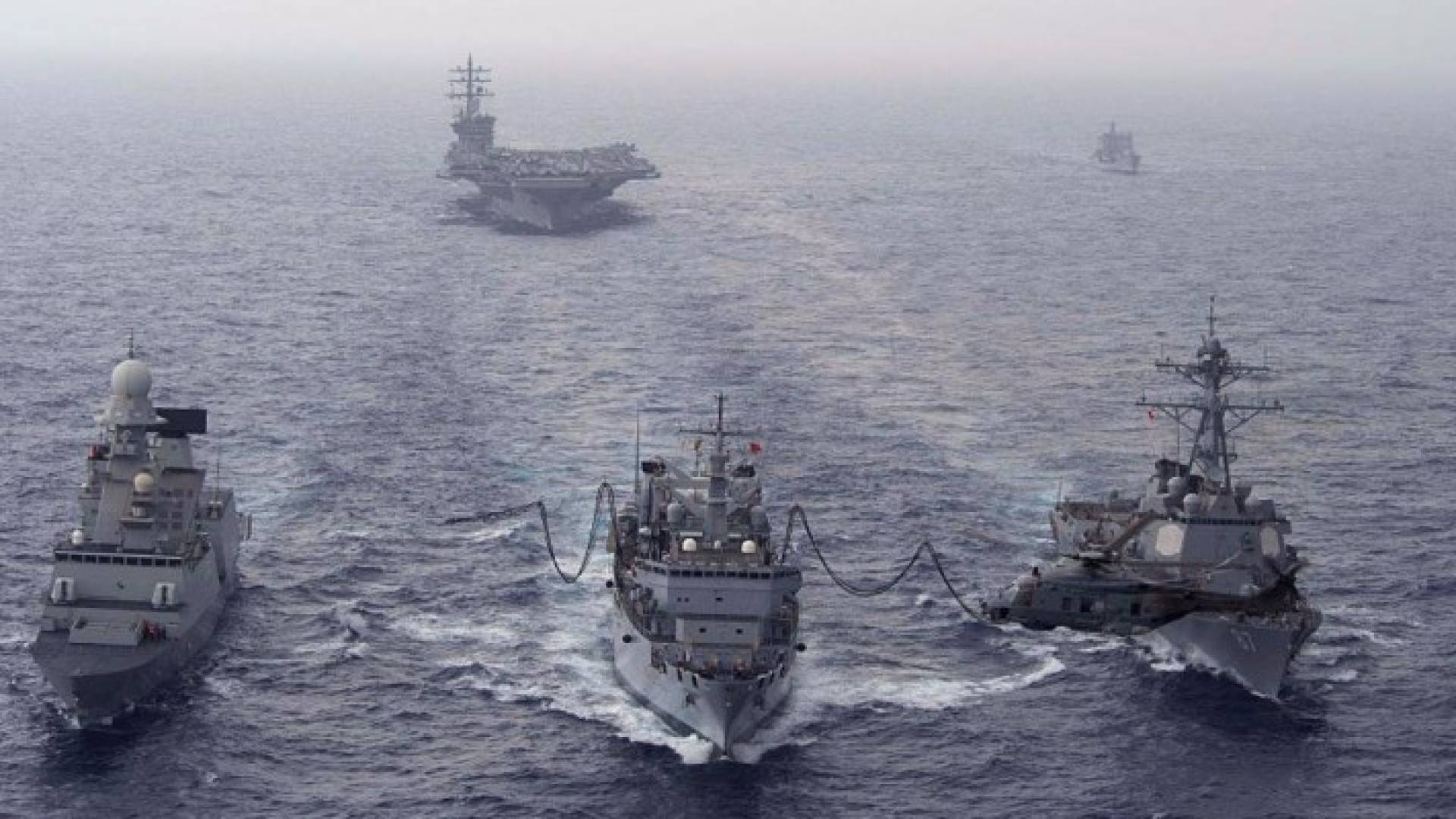 جاء التحذير مضايقة بسبب سفن إيرانية للبحرية الأميركية