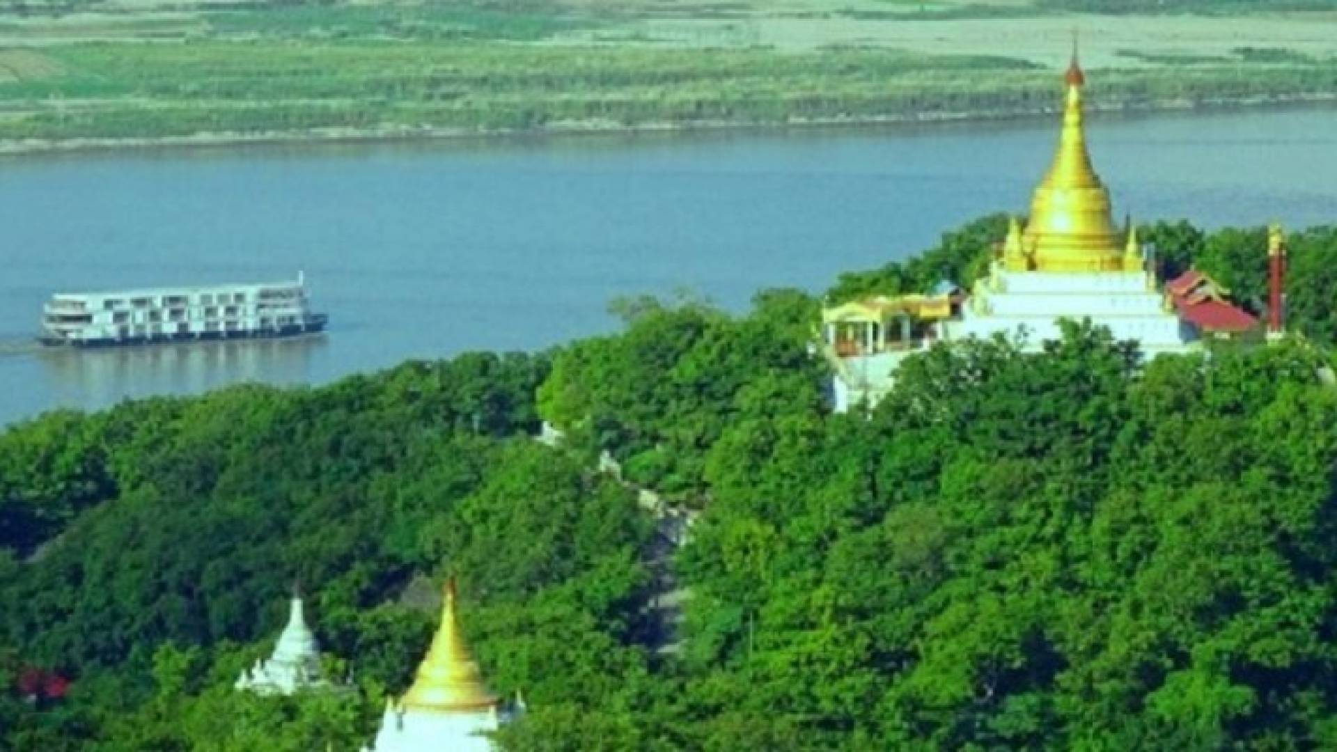 المعبد الذي يضم صورا عن أثر لقدم بوذا، جرفته الاجتياحات المائية الى النهر المجاور