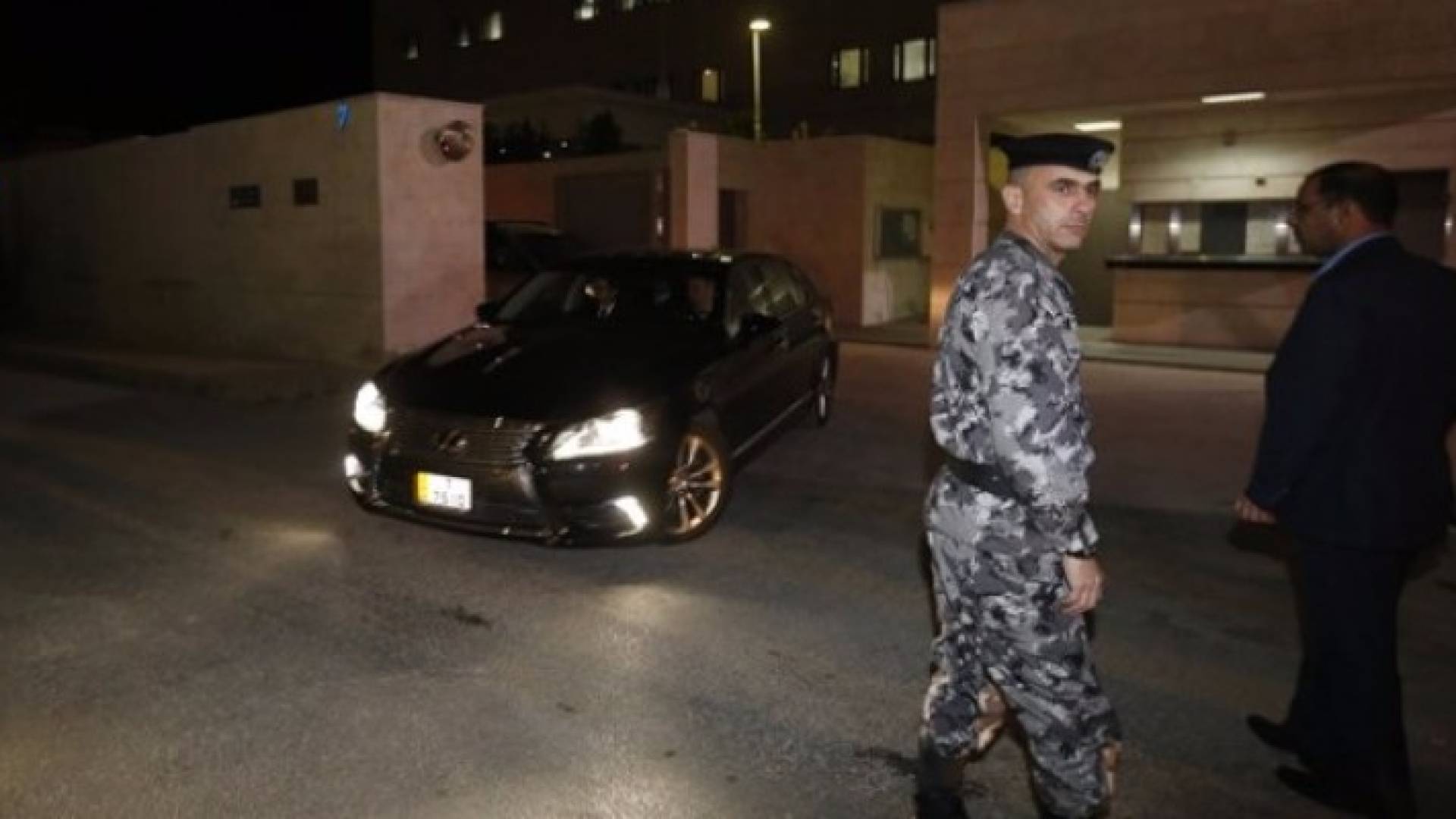 الصورة من وسائل اعلام عبرية للحظة مغادرة طاقم السفارة من عمان