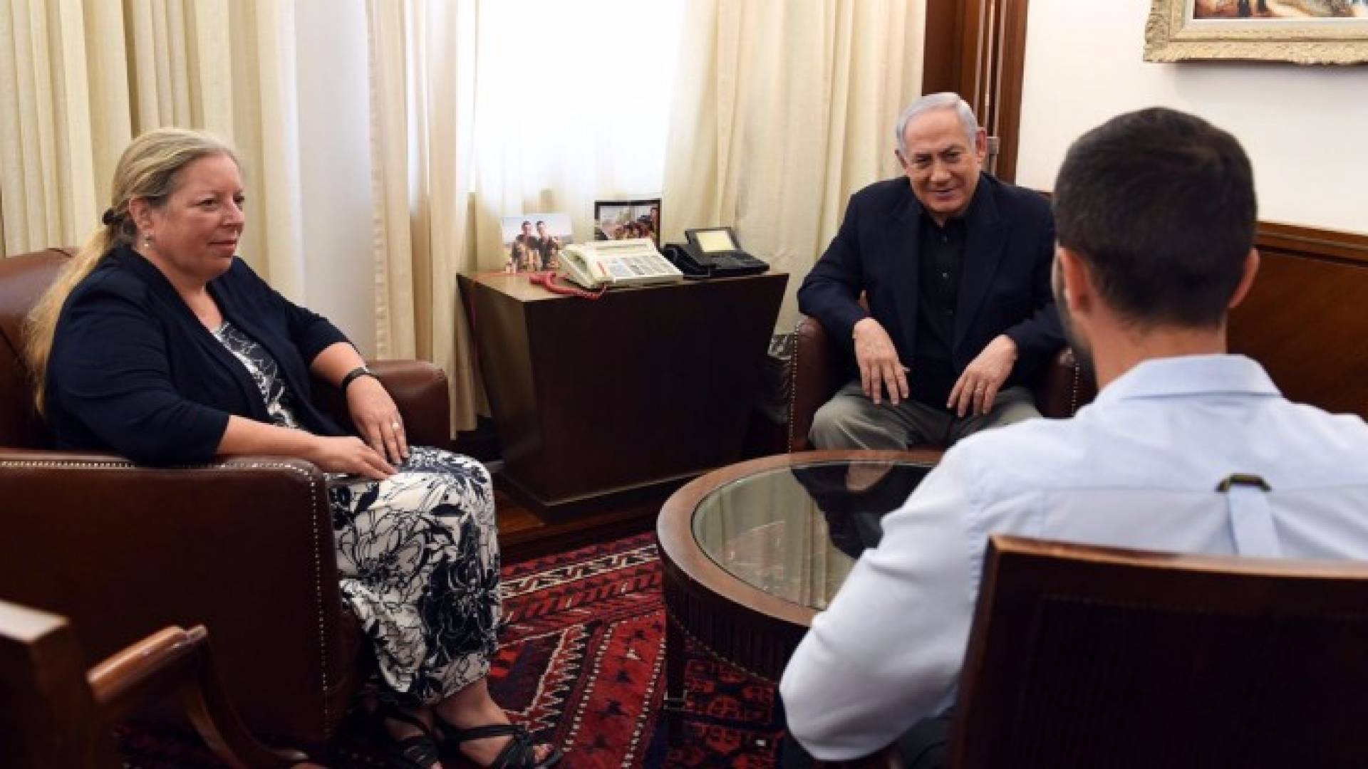 نتنياهو يستقبل حارس السفارة بعد عودته سالما إلى الاراضي المحتلة