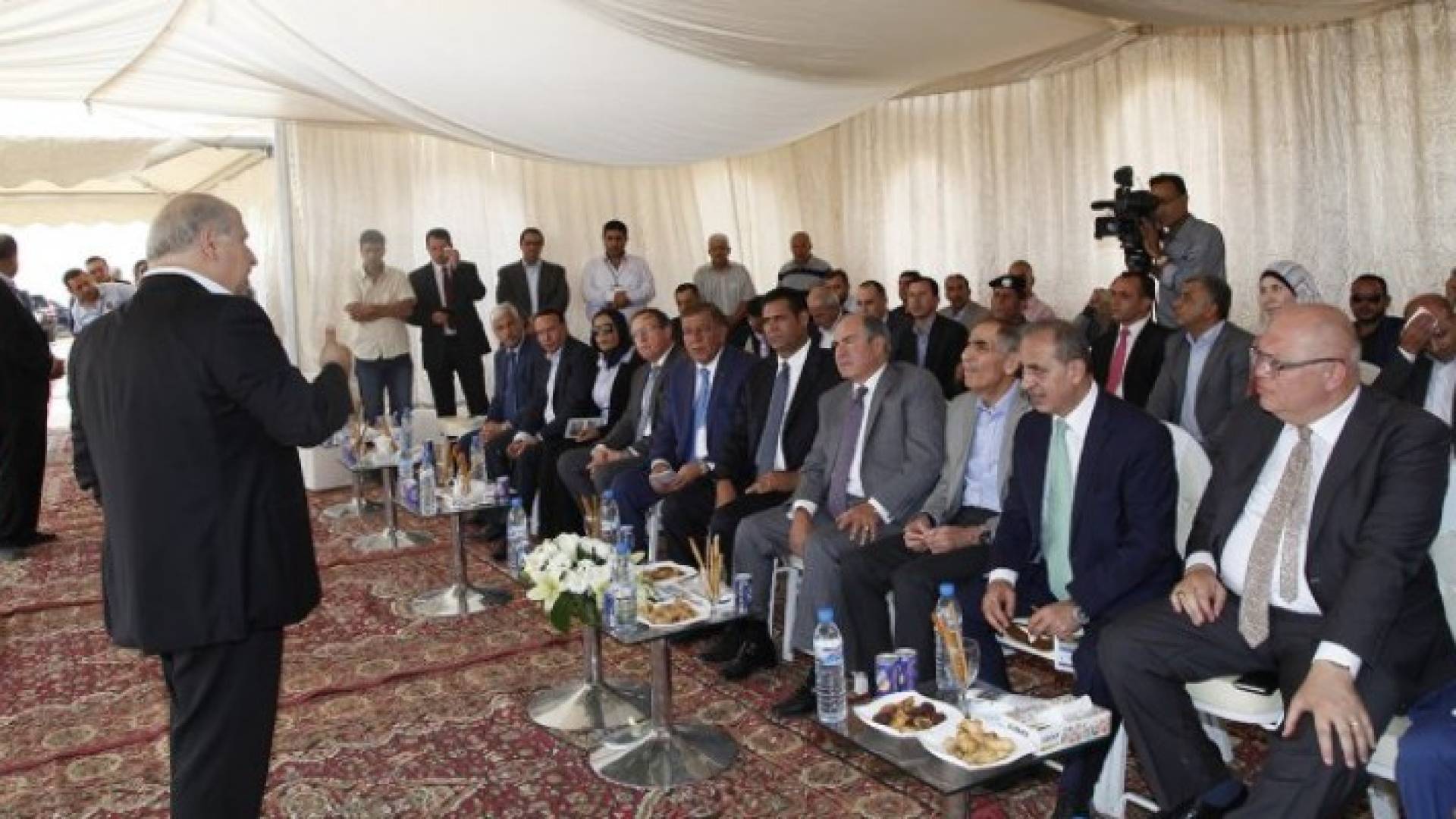 الملقي يفتتح مشروعا زراعيا في عمان لزراعة 17 الف دونم