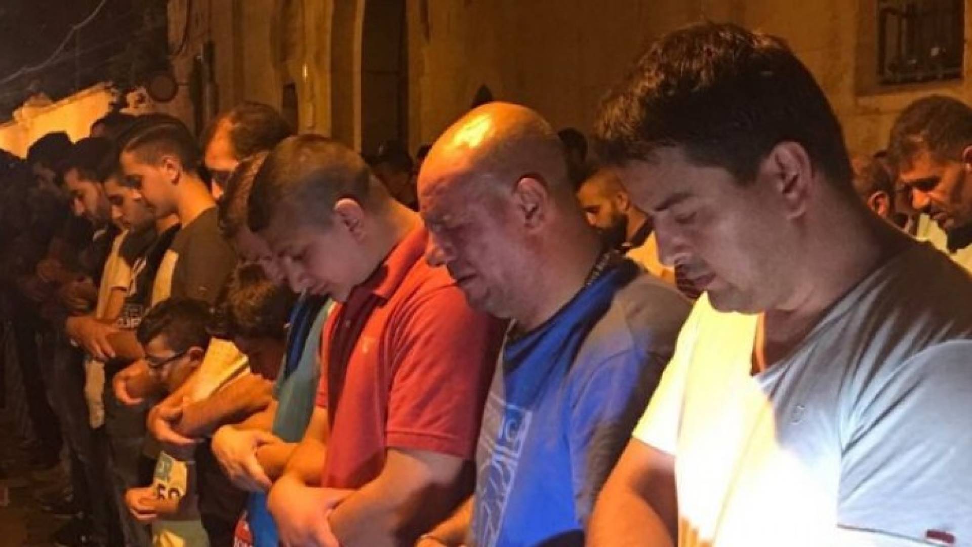 عشرات الالاف يصلون العشاء في محيط الاقصى تحديا للاحتلال