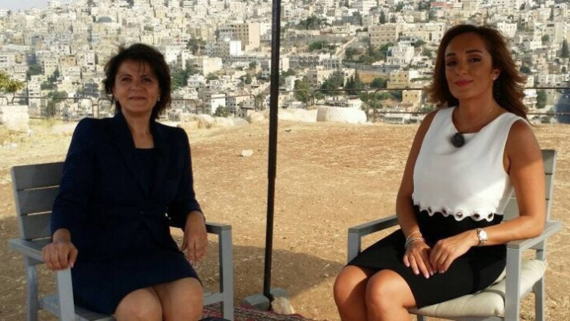 الوزيرة الى جانب الزميلة رهف صوالحة مقدمة البرنامج