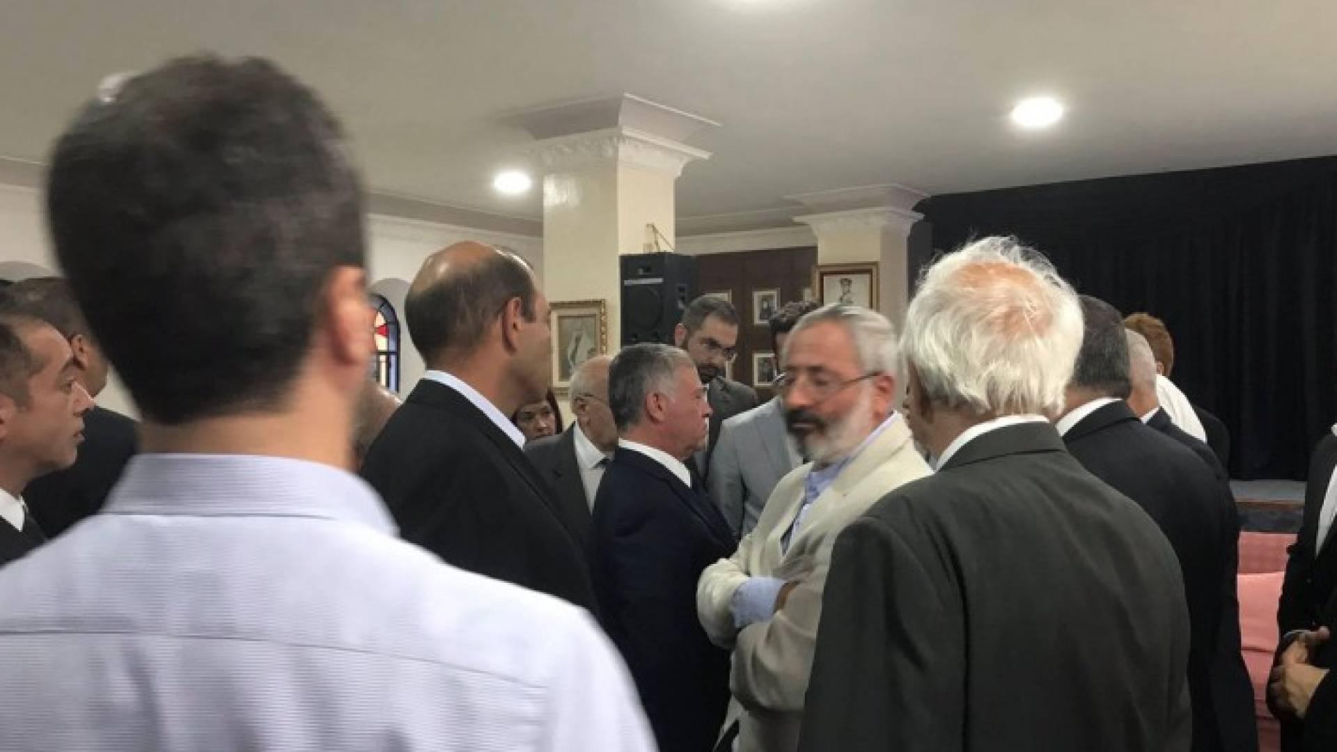 الملك يزور عشيرة الحمارنة معزيا