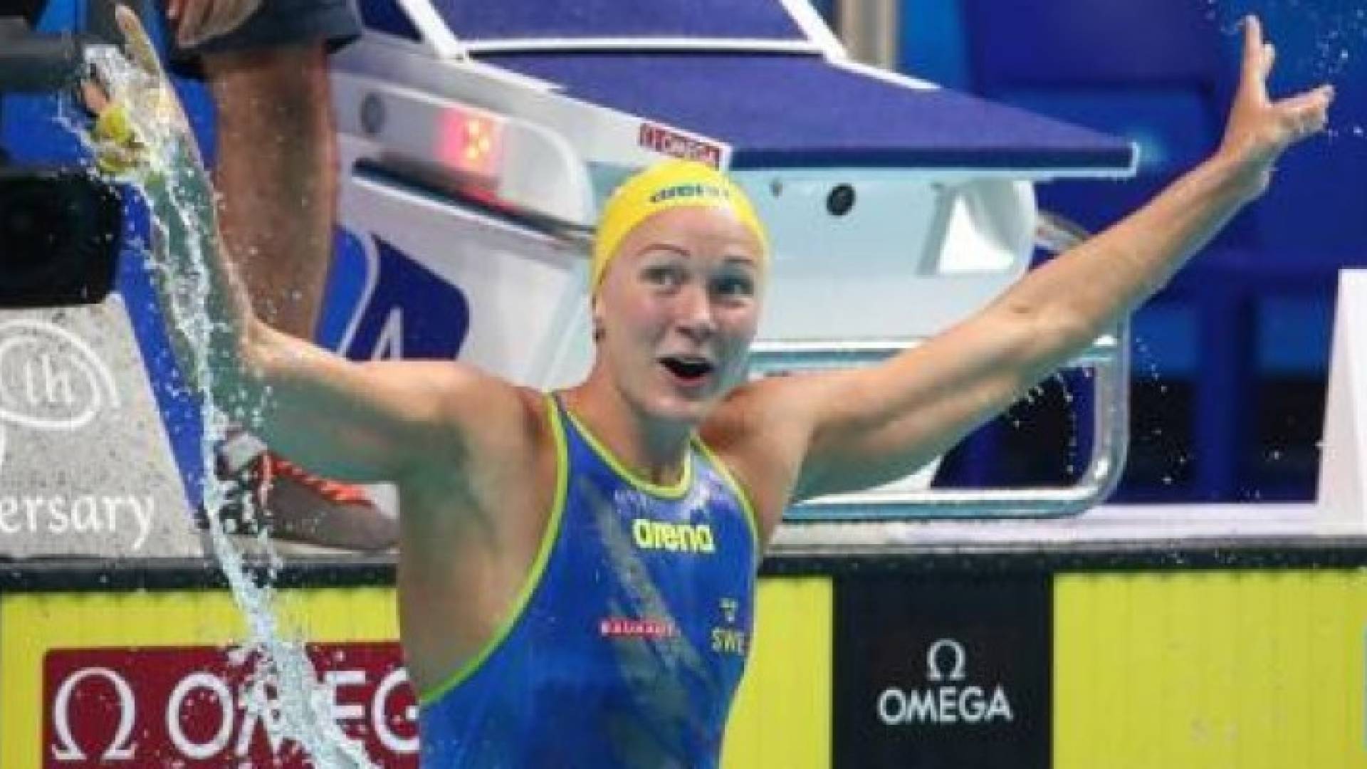 شيوستروم تحتفل بعد فوزها في سباق 50 مترا حرة للسيدات