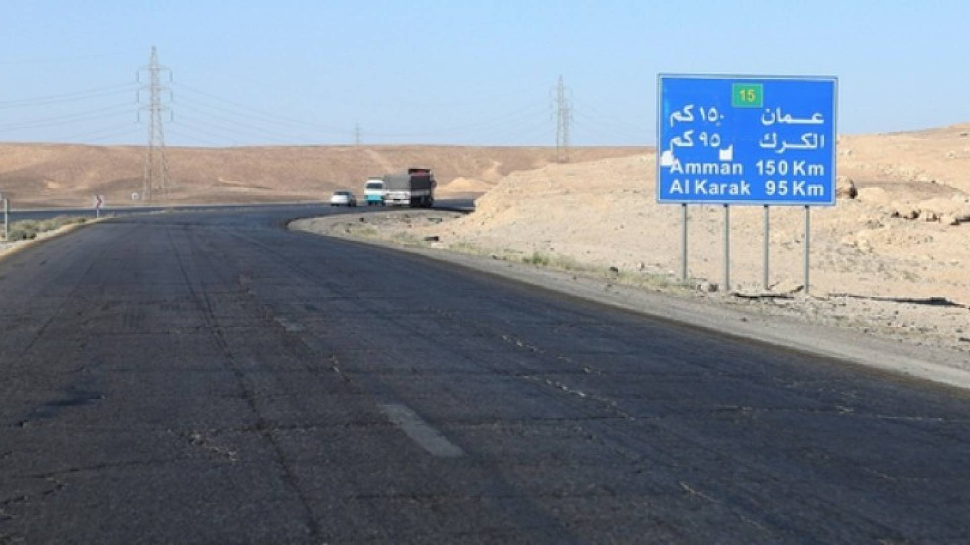 جانب من الطريق الصحراوي 