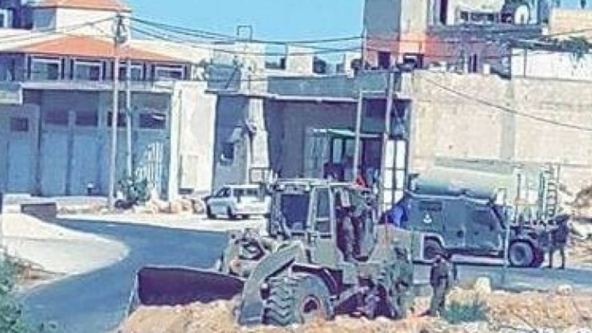 الاحتلال يجرف أراض لنصب برج مراقبة جنوب دورا