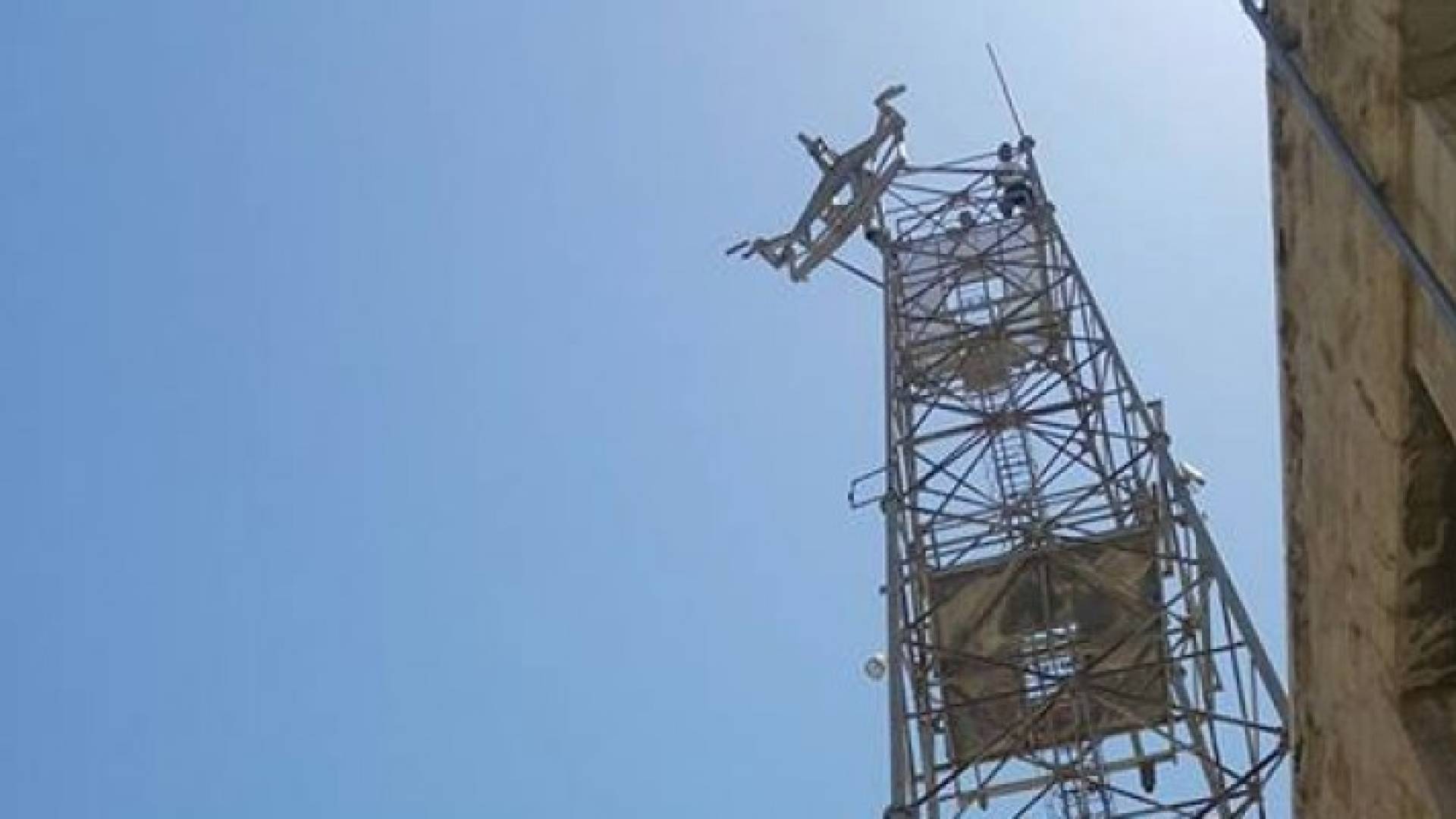 شاب يهدد بالانتحار في إربد 