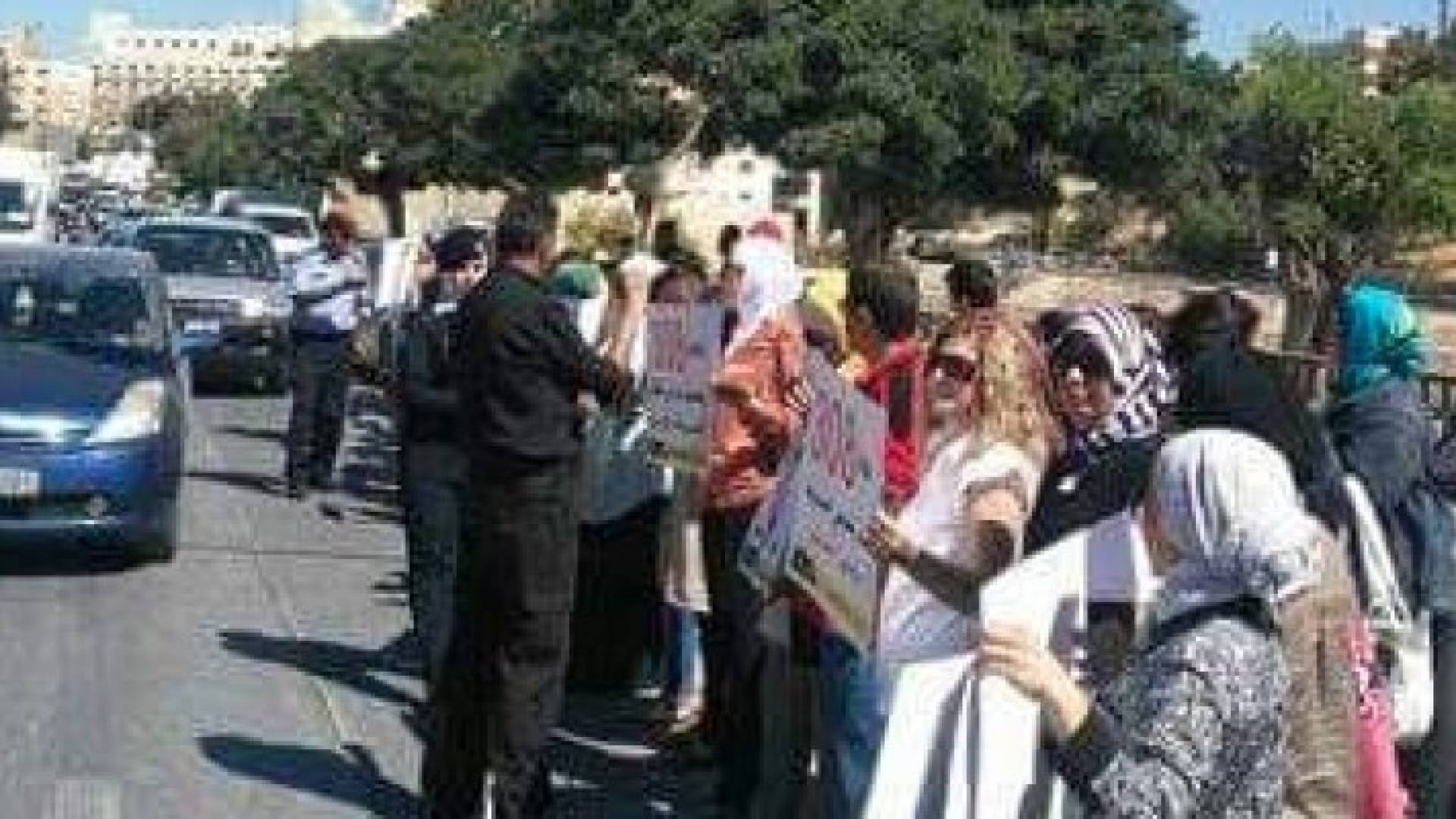 وقفة لناشطون للمطالبة بإلغاء المادة 308 
