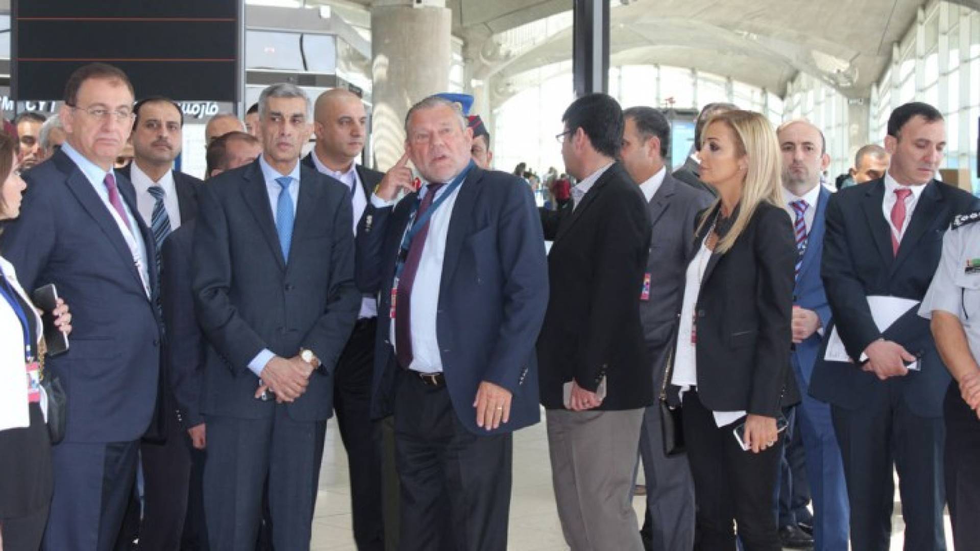 وزير النقل يقوم بجولة في مطار الملكة علياء 