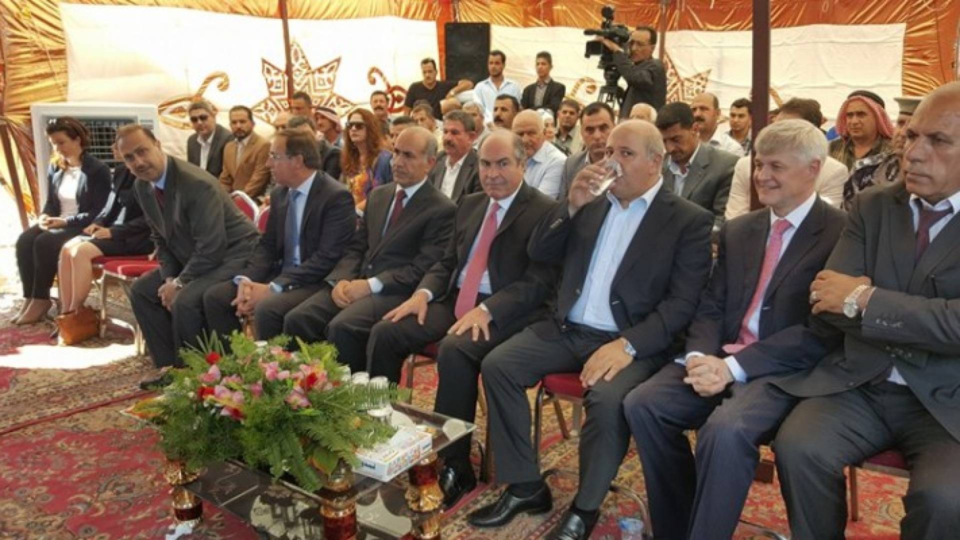 الفريق الحكومي خلال افتتاح المشروع (مراسل رؤيا)