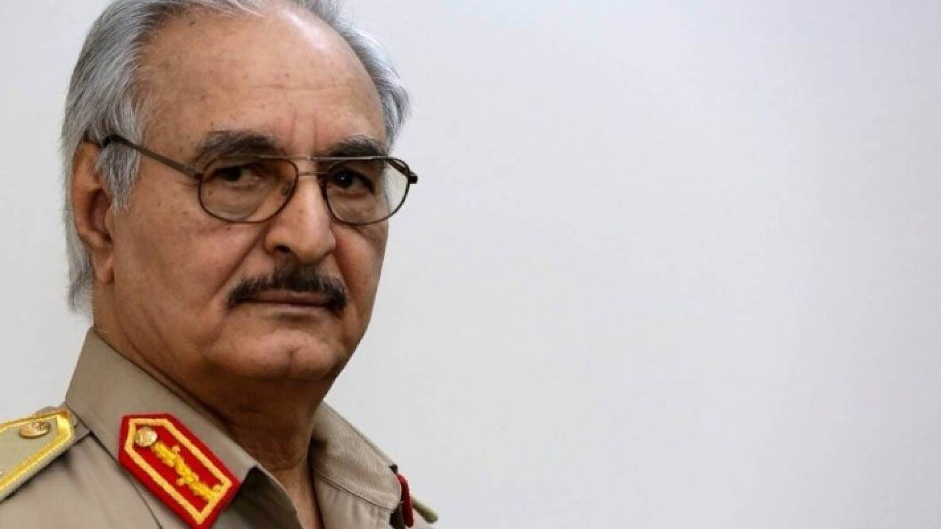 خليفة حفتر يوجه قواته بقصف أي سفن حربية إيطالية طلبها فايز السراج