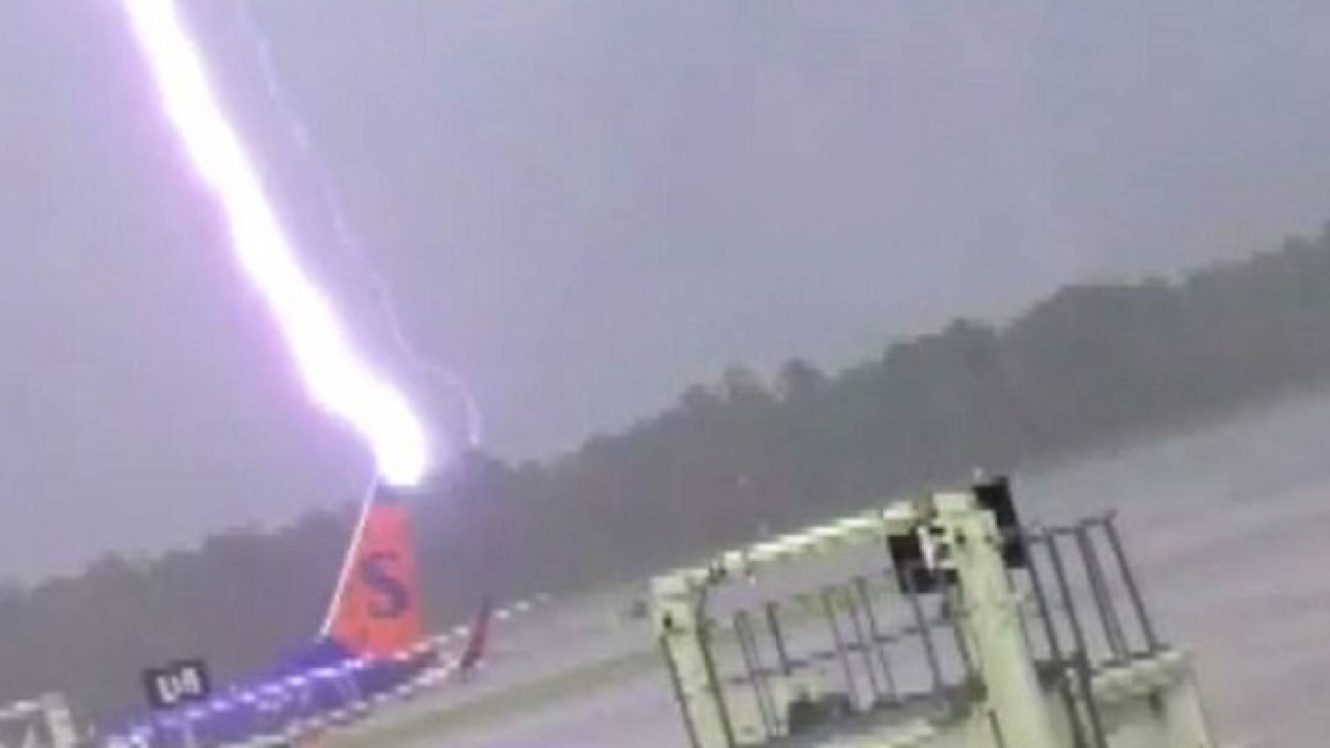 البرق يضرب الطائرة