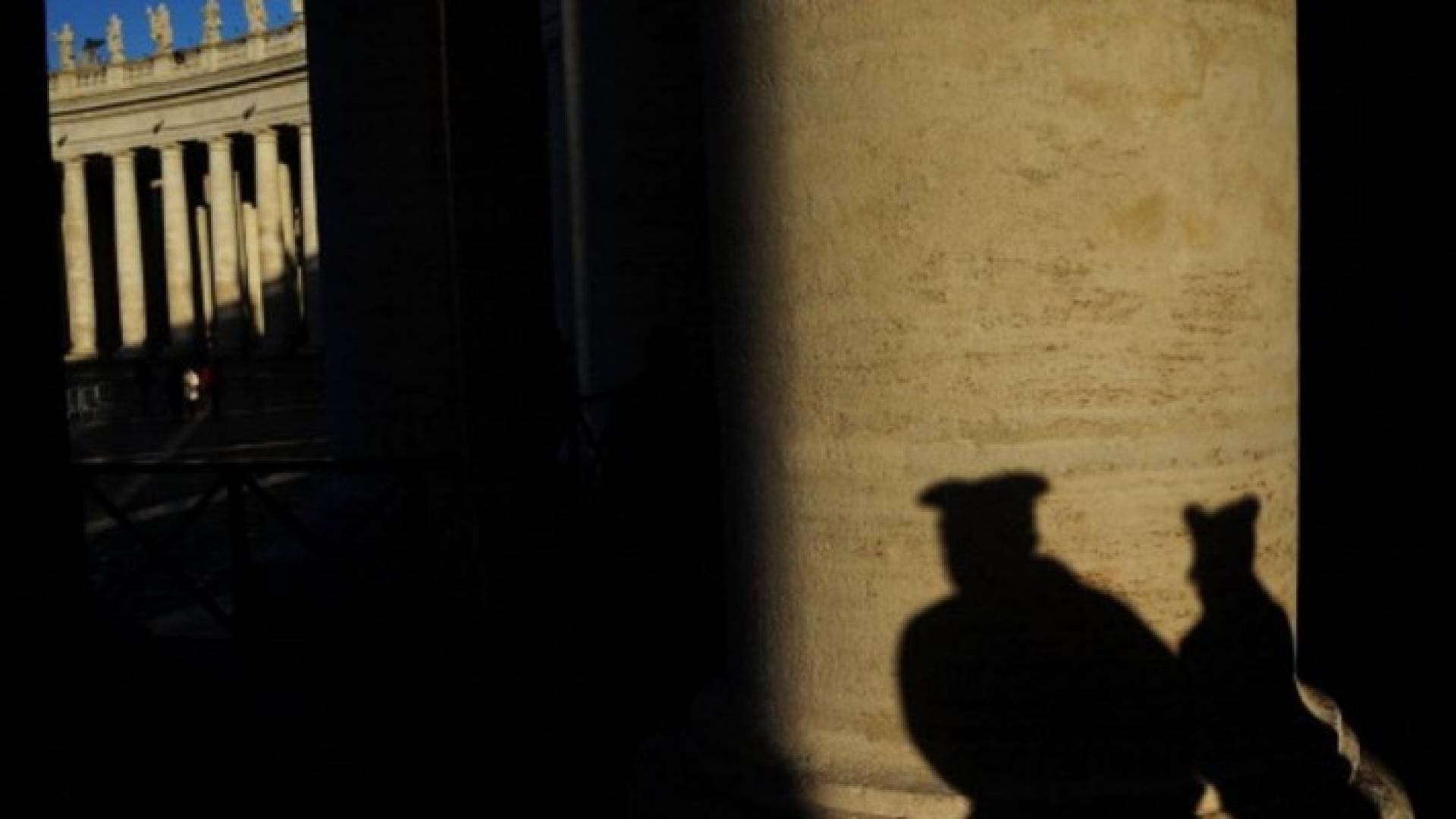 ظل رجلي شرطة إيطاليين 