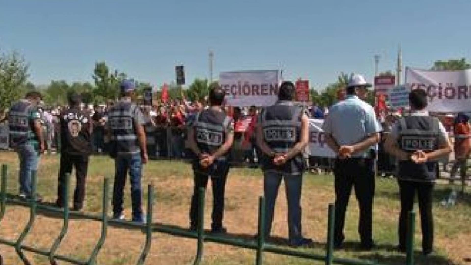 أردوغان يحدد ملابس المتهمين بالانقلاب خلال المحاكمات