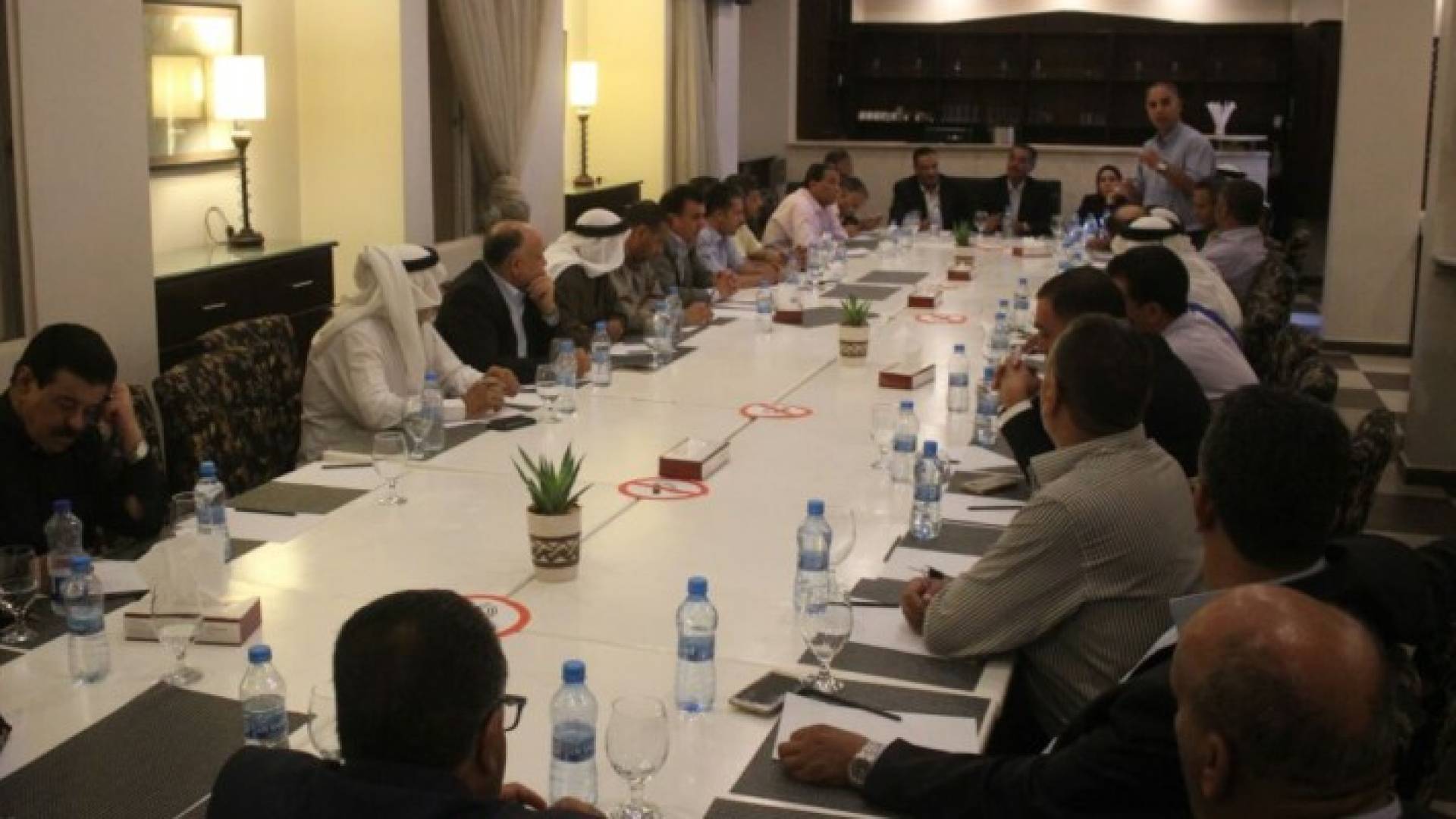 خلال الاجتماع