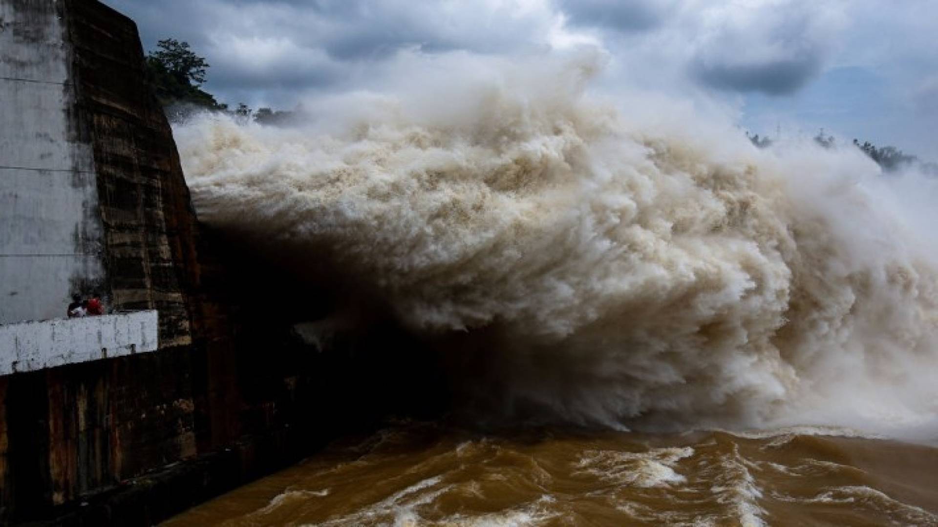 تدفق المياه في توليد الطاقة الكهرمائية في فيتنام بعد الإعصار