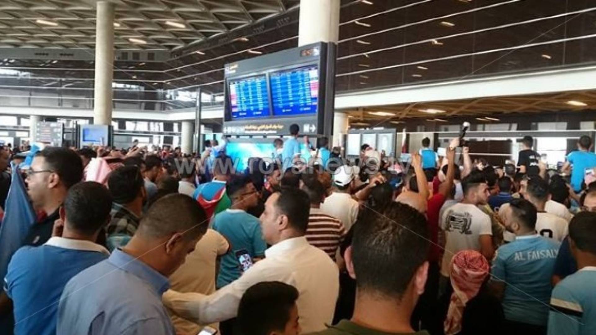 الجماهير تستقبل الفيصلي في المطار