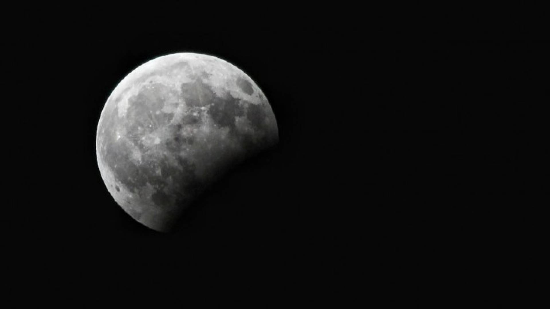 خسوف القمر في سماء العاصمة عمان 