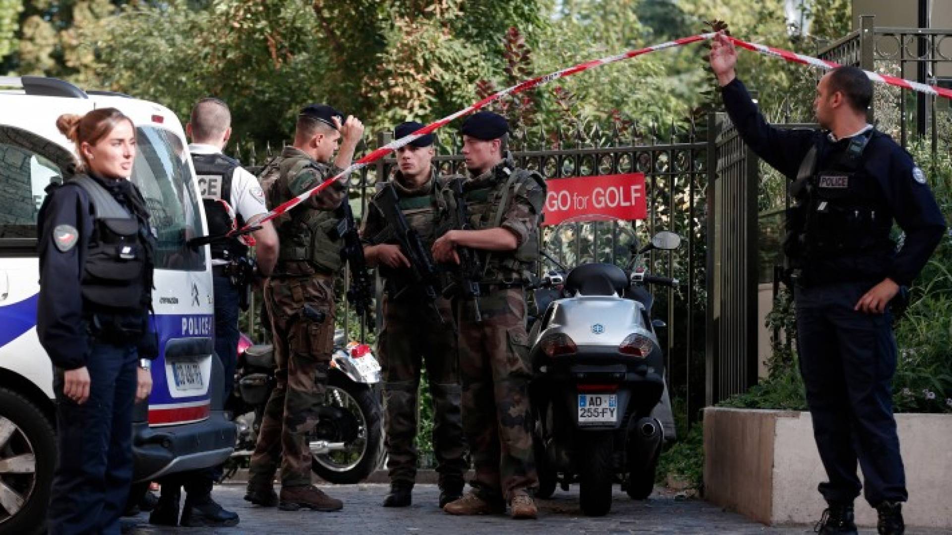 مركبة تصدم جنودا فرنسيين في ضاحية لوفالوا بيري في باريس وسقوط مصابين