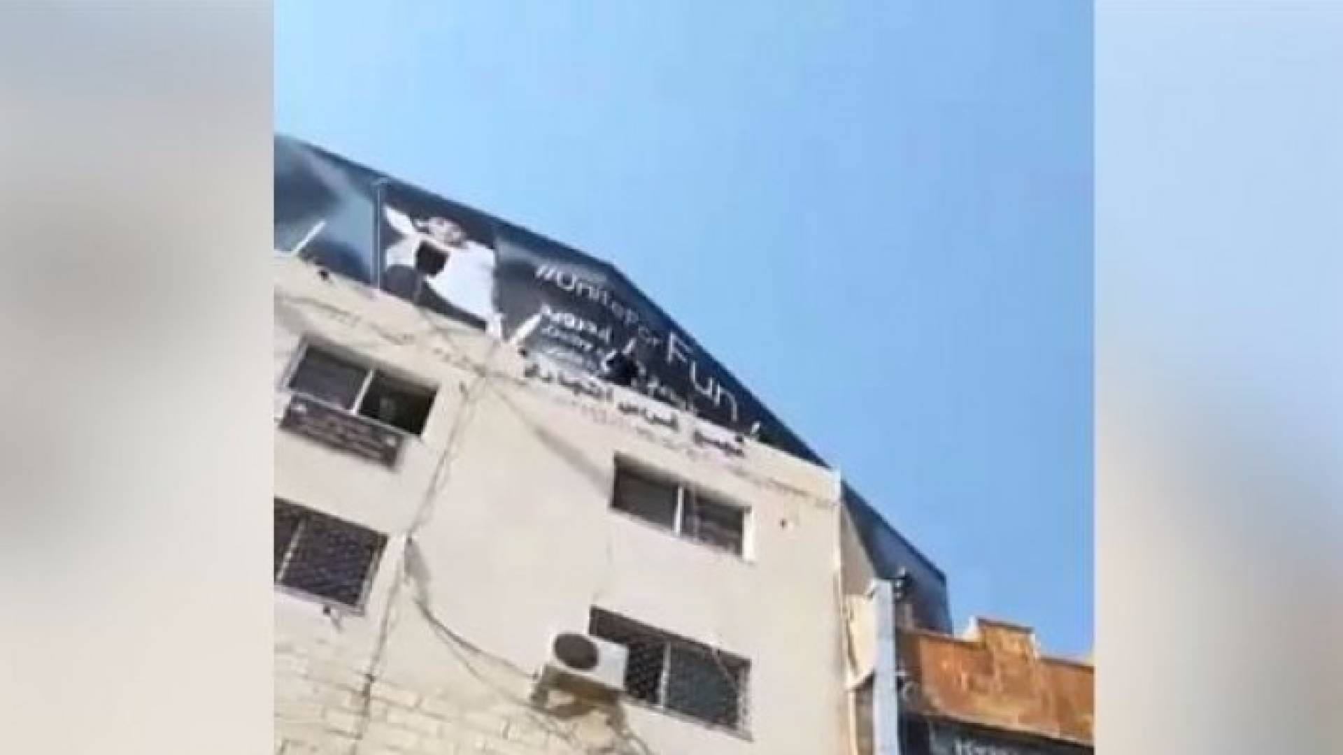 شاب يهدد بالانتحار بجبل الحسين بسبب إزالة بسطته