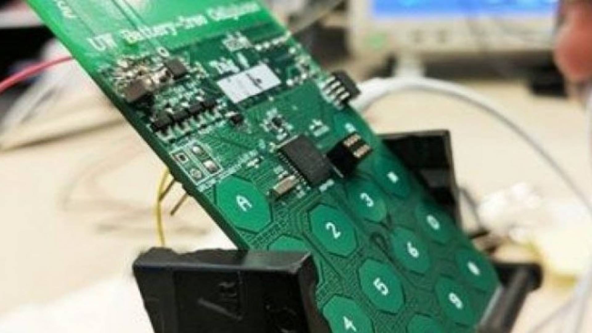 باحثون أمريكيون يكشفون النقاب عن هاتف محمول يعمل دون بطارية