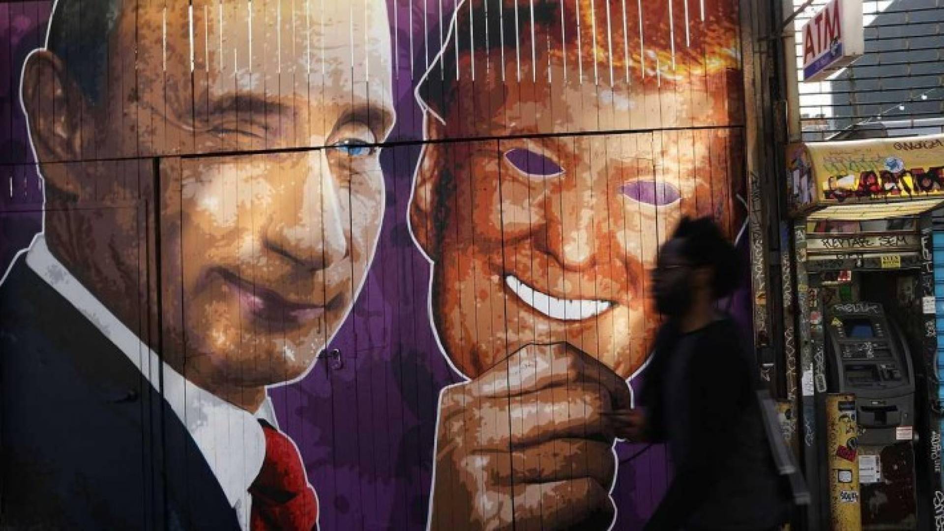 جدارية ساخرة لبوتن وترمب في نيويورك