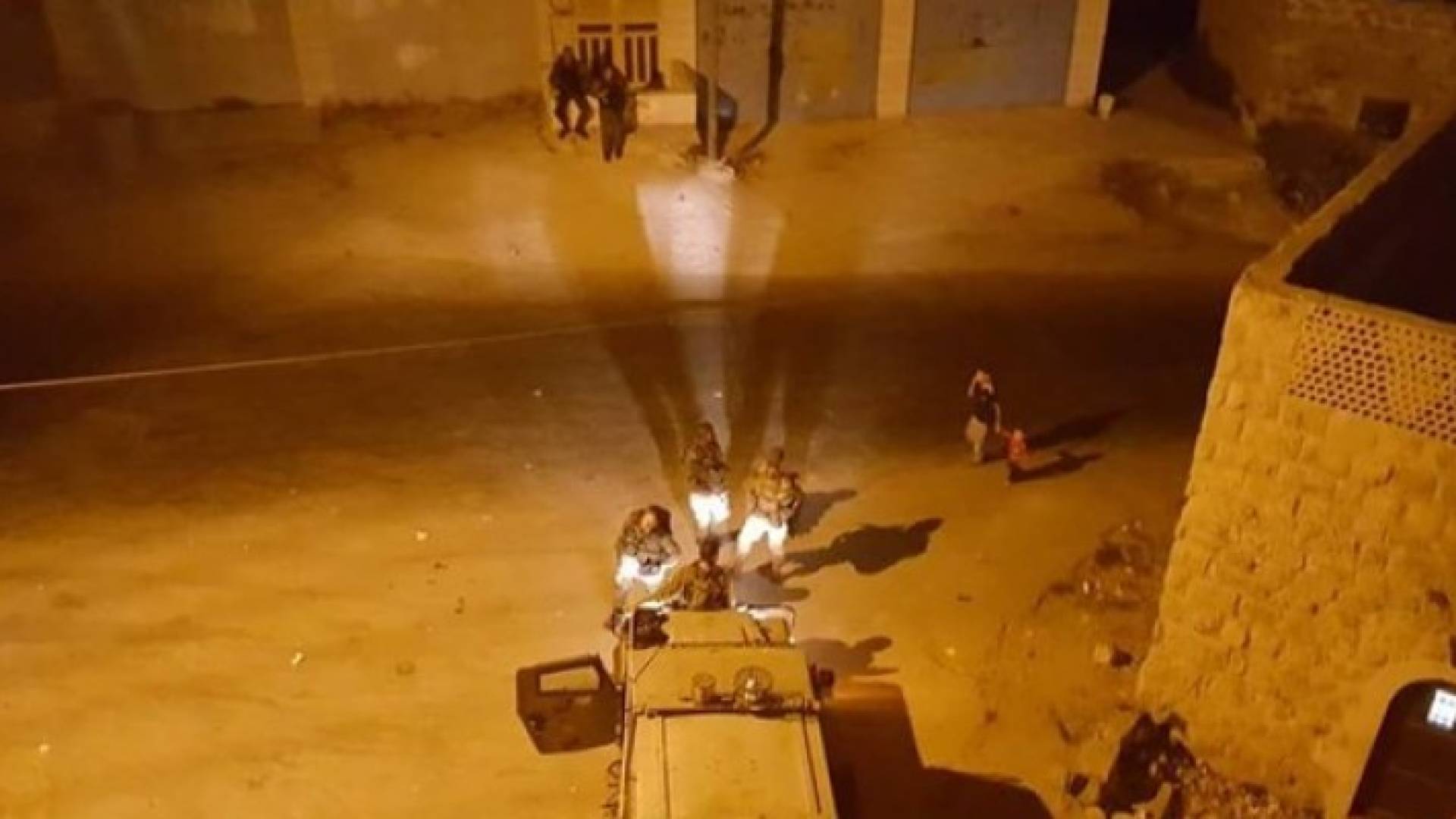 مستوطنون يلاحقون طفلا ويرشقون منزلا بالحجارة في الخليل